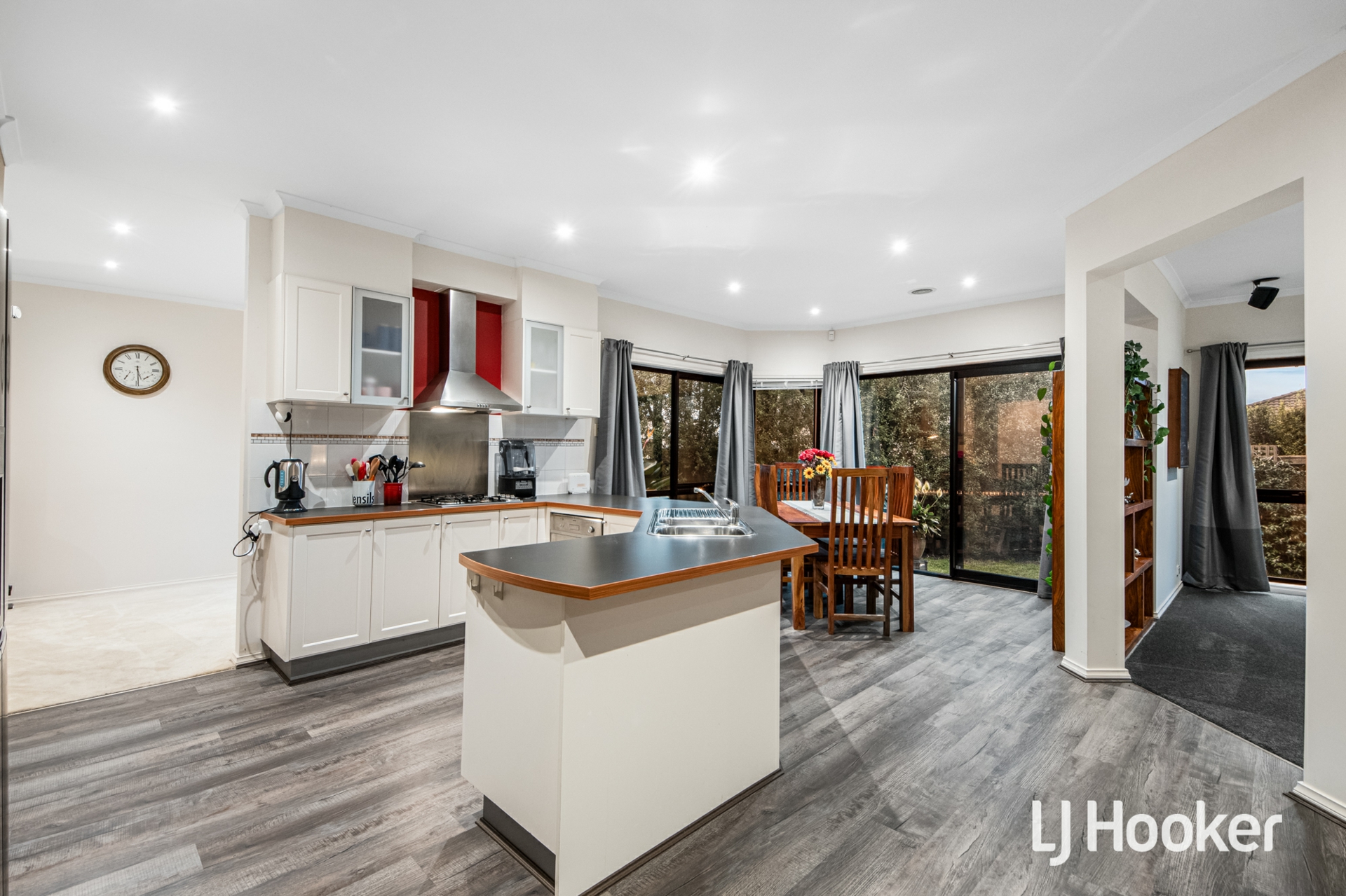 28 Lincolnheath Boulevard — photo 5 of 27
