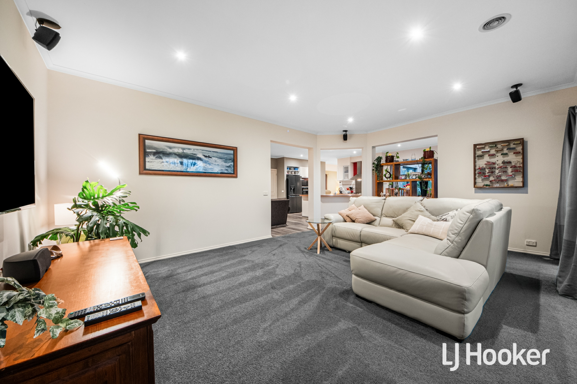 28 Lincolnheath Boulevard — photo 7 of 27