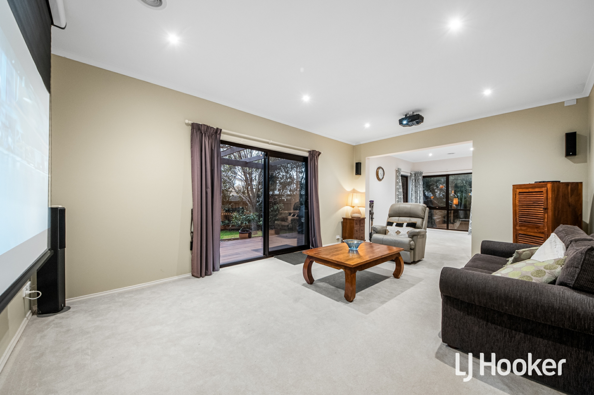 28 Lincolnheath Boulevard — photo 10 of 27