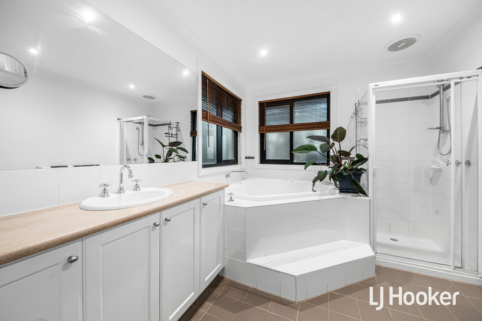 28 Lincolnheath Boulevard — photo 14 of 27