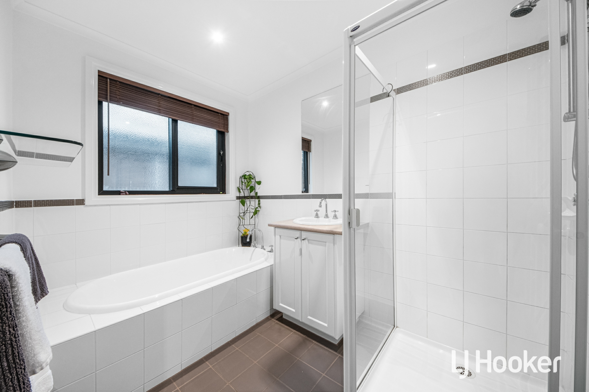 28 Lincolnheath Boulevard — photo 16 of 27