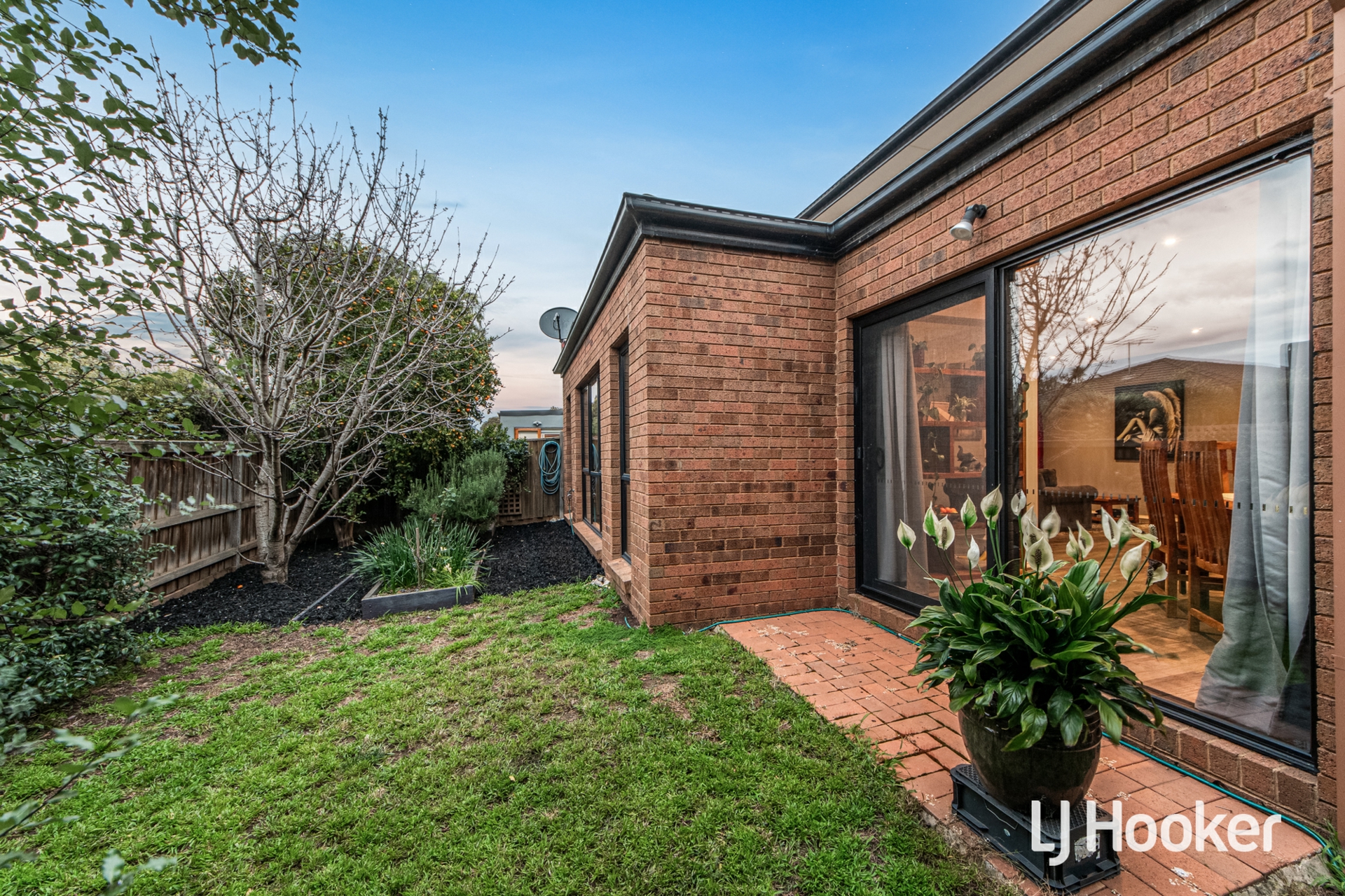 28 Lincolnheath Boulevard — photo 21 of 27