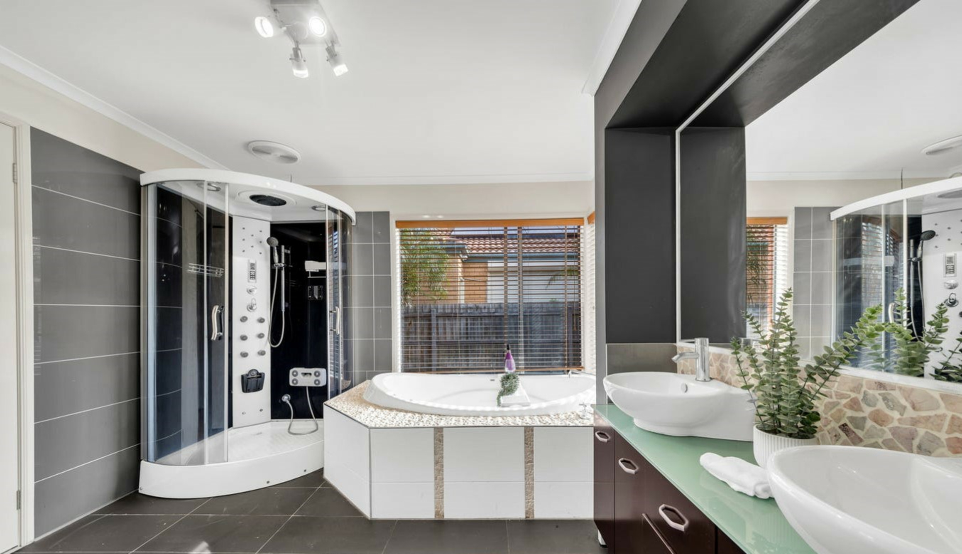 5 Lynbridge Crescent — photo 5 of 28
