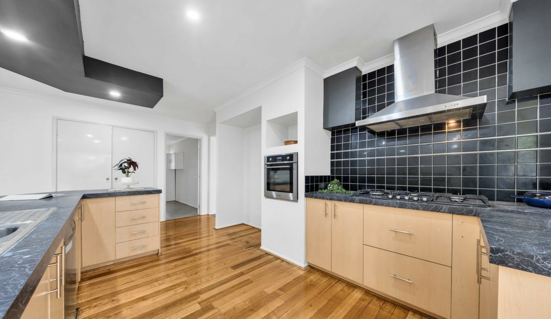 5 Lynbridge Crescent — photo 12 of 28