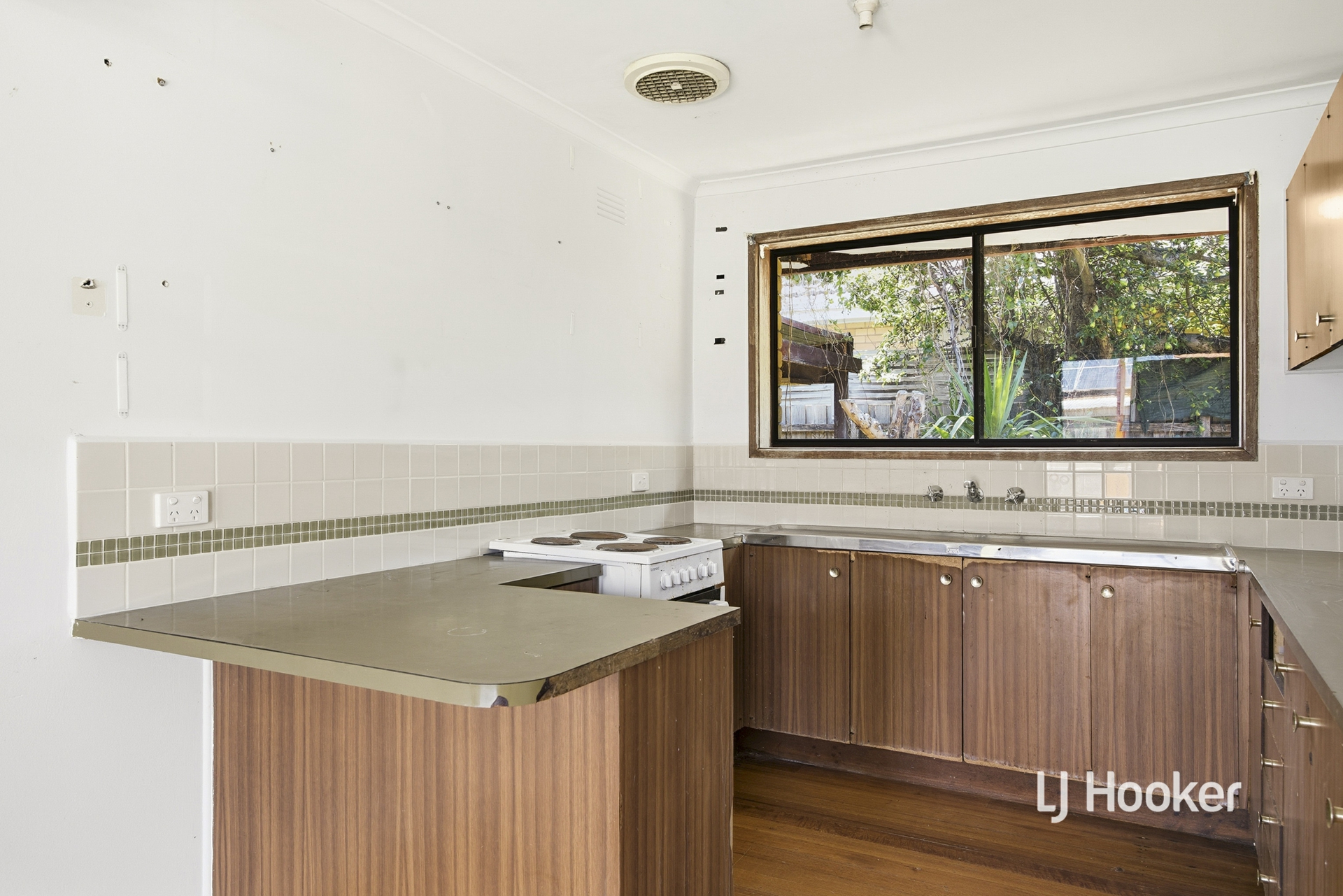 2/13 Mambourin Street — photo 3 of 10