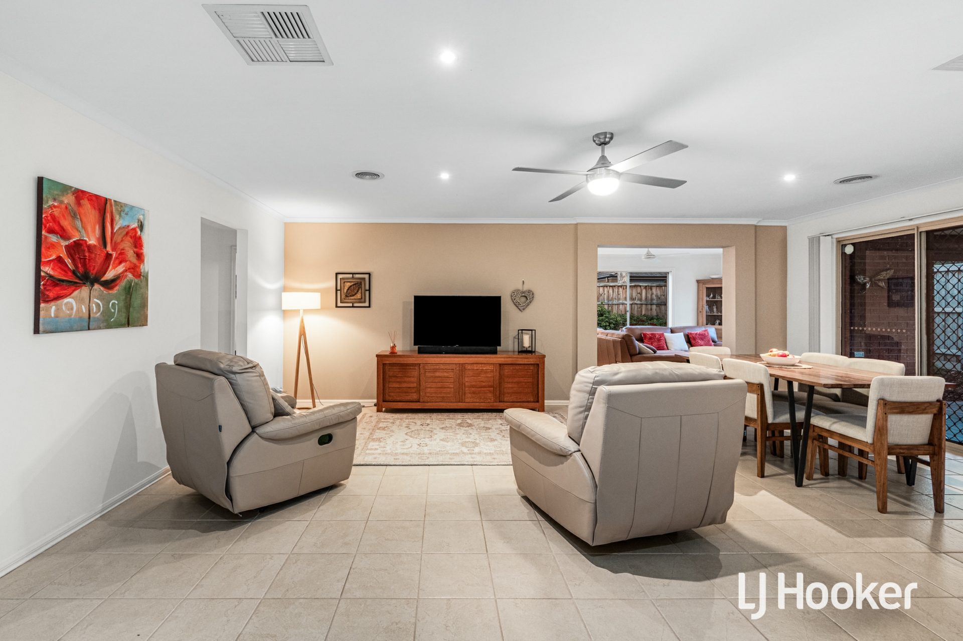4 Hibiscus Crescent — photo 10 of 21