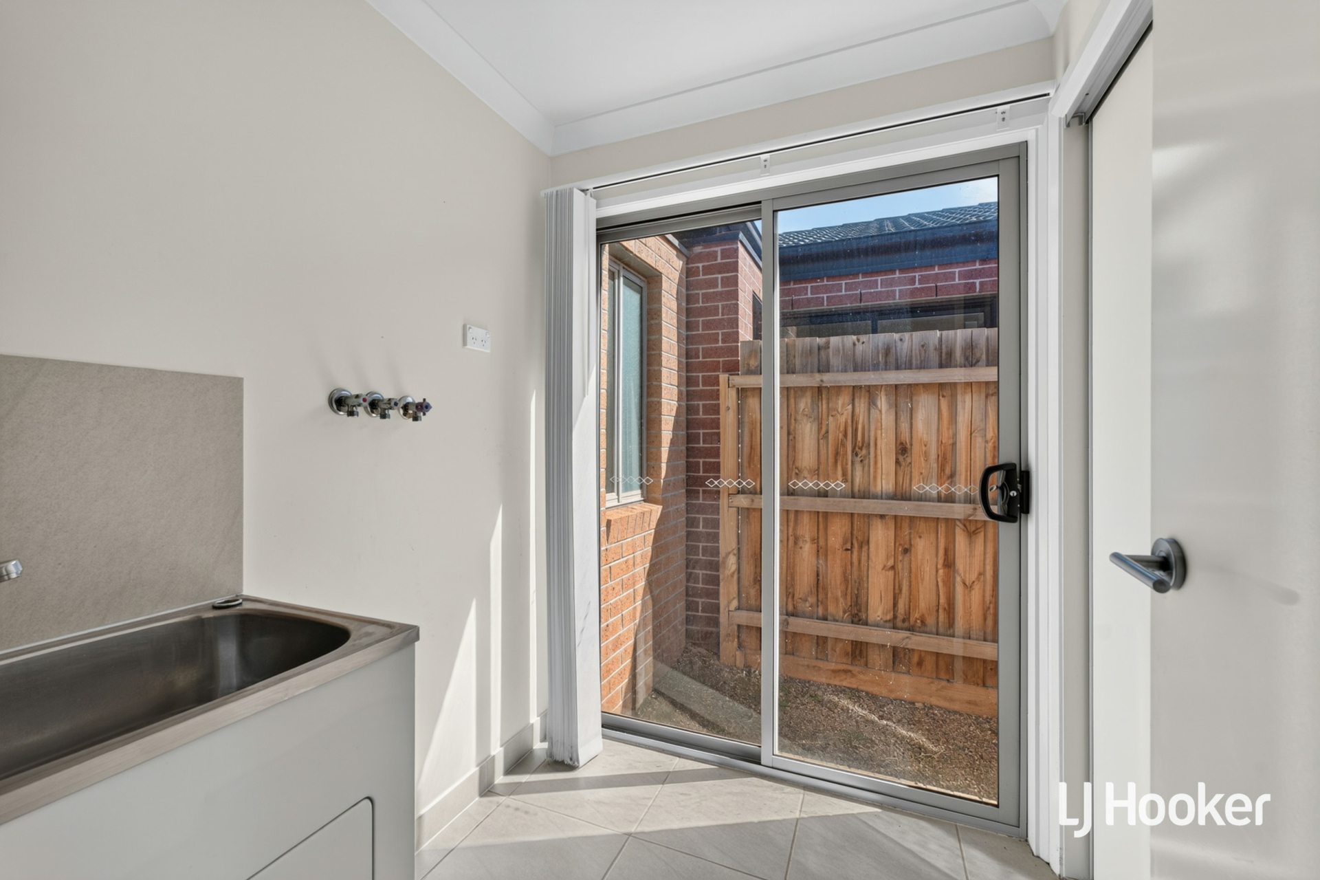 18 Fellows Street — photo 11 of 12