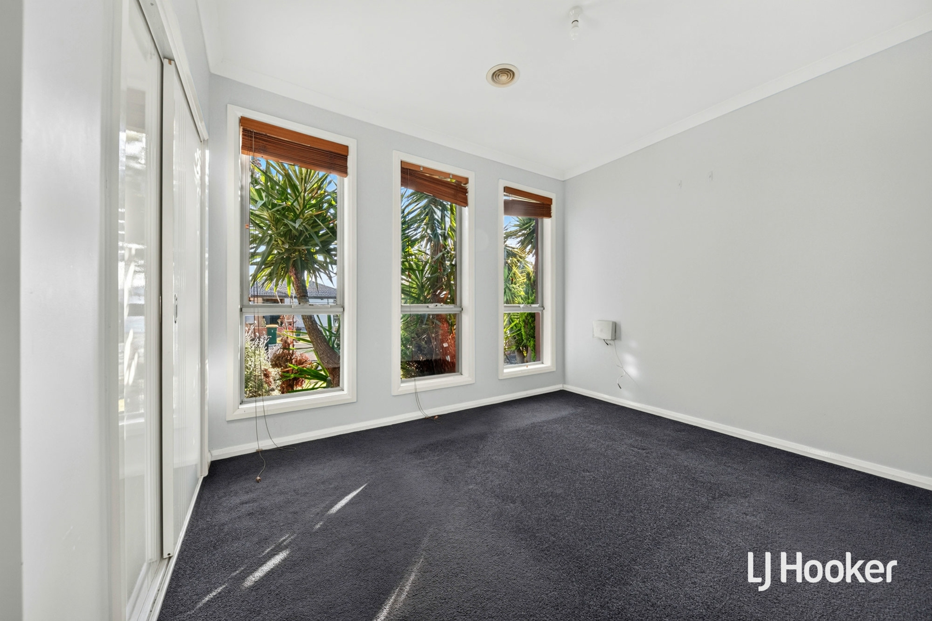 20 Sinclair Crescent — photo 3 of 17