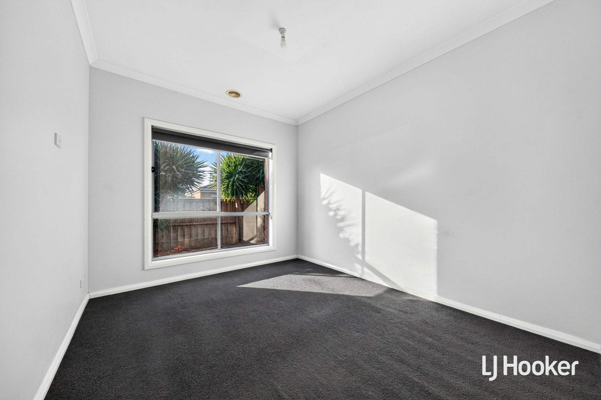 20 Sinclair Crescent — photo 4 of 17