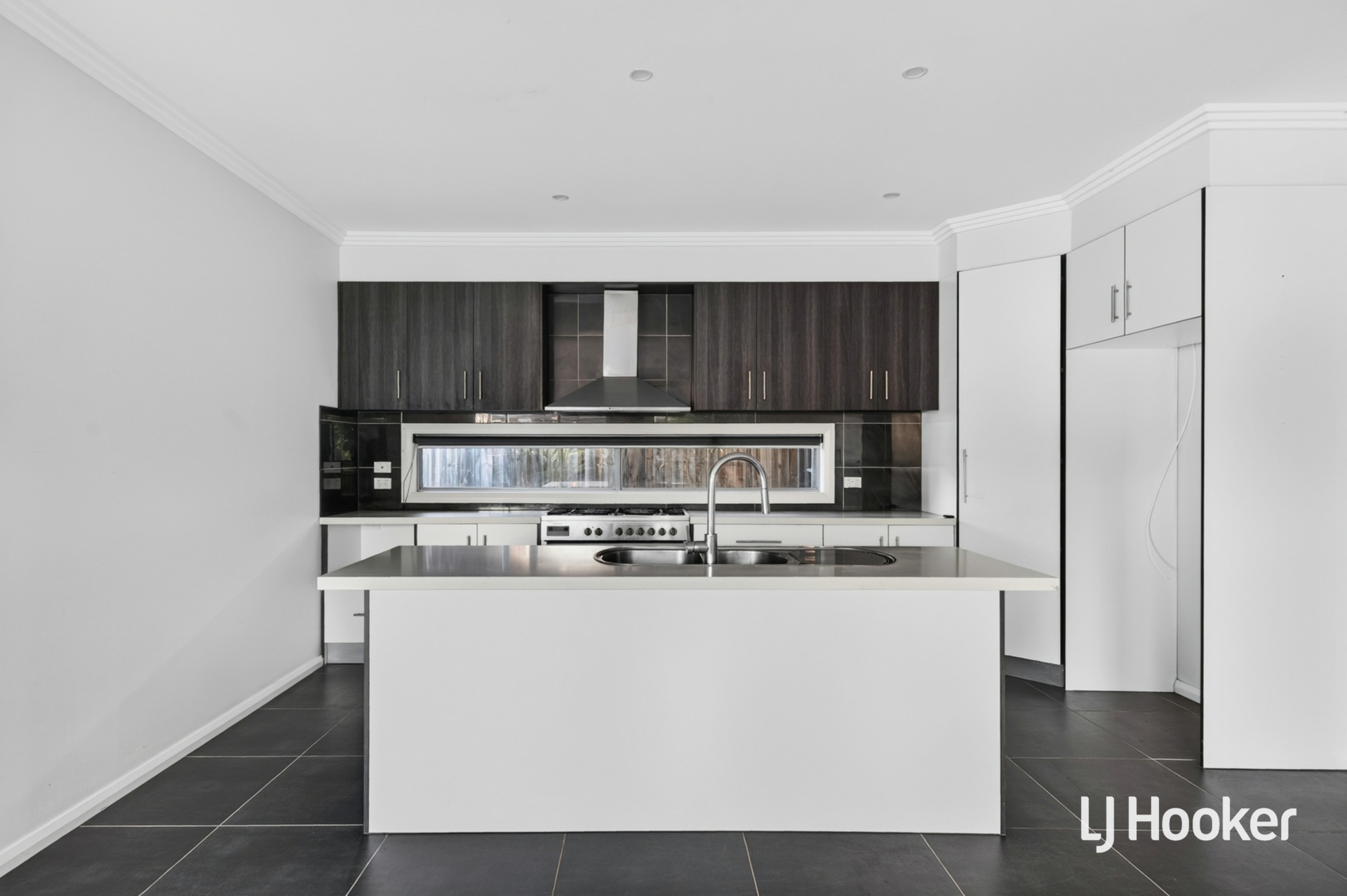20 Sinclair Crescent — photo 8 of 17