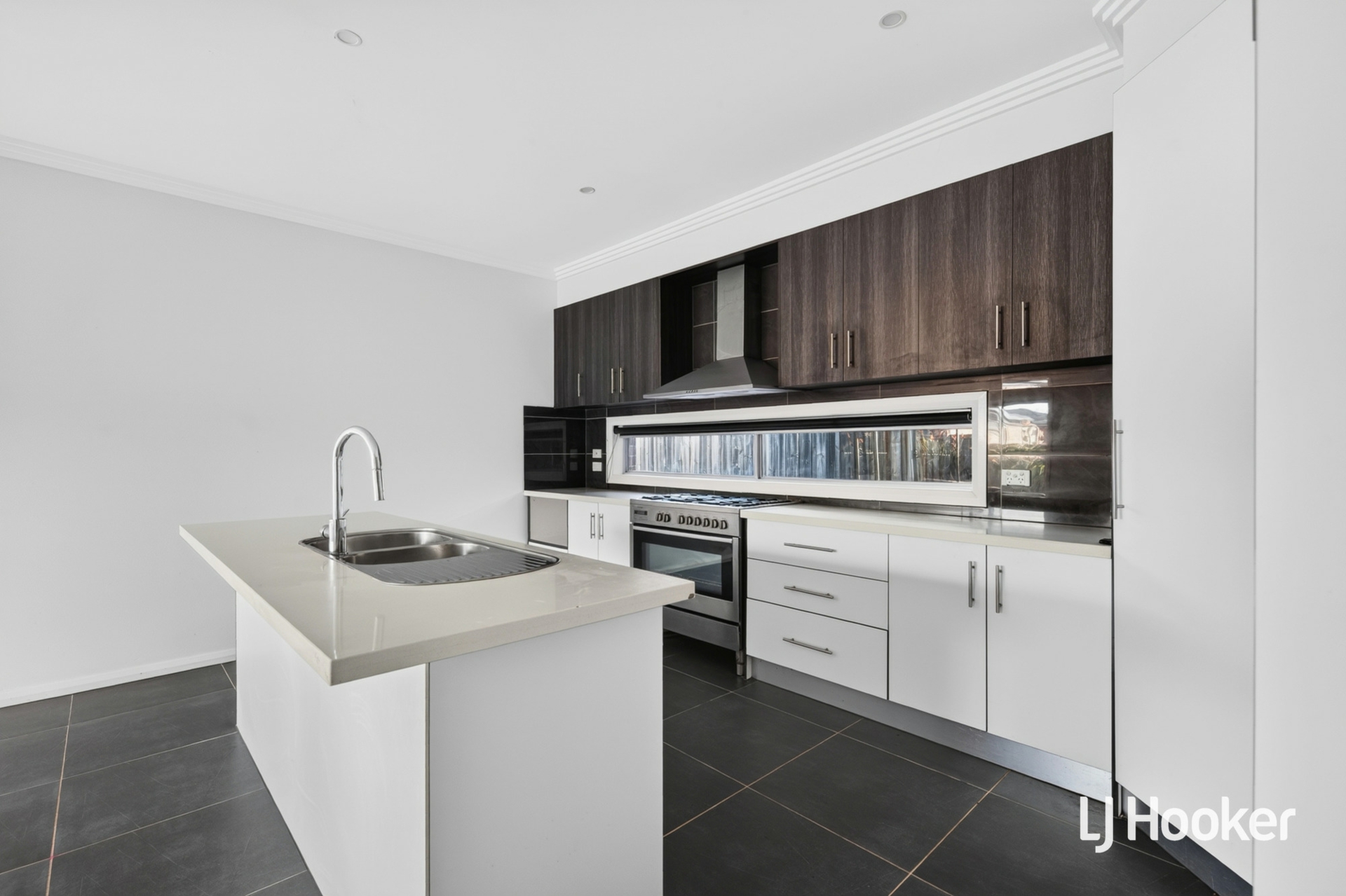 20 Sinclair Crescent — photo 9 of 17