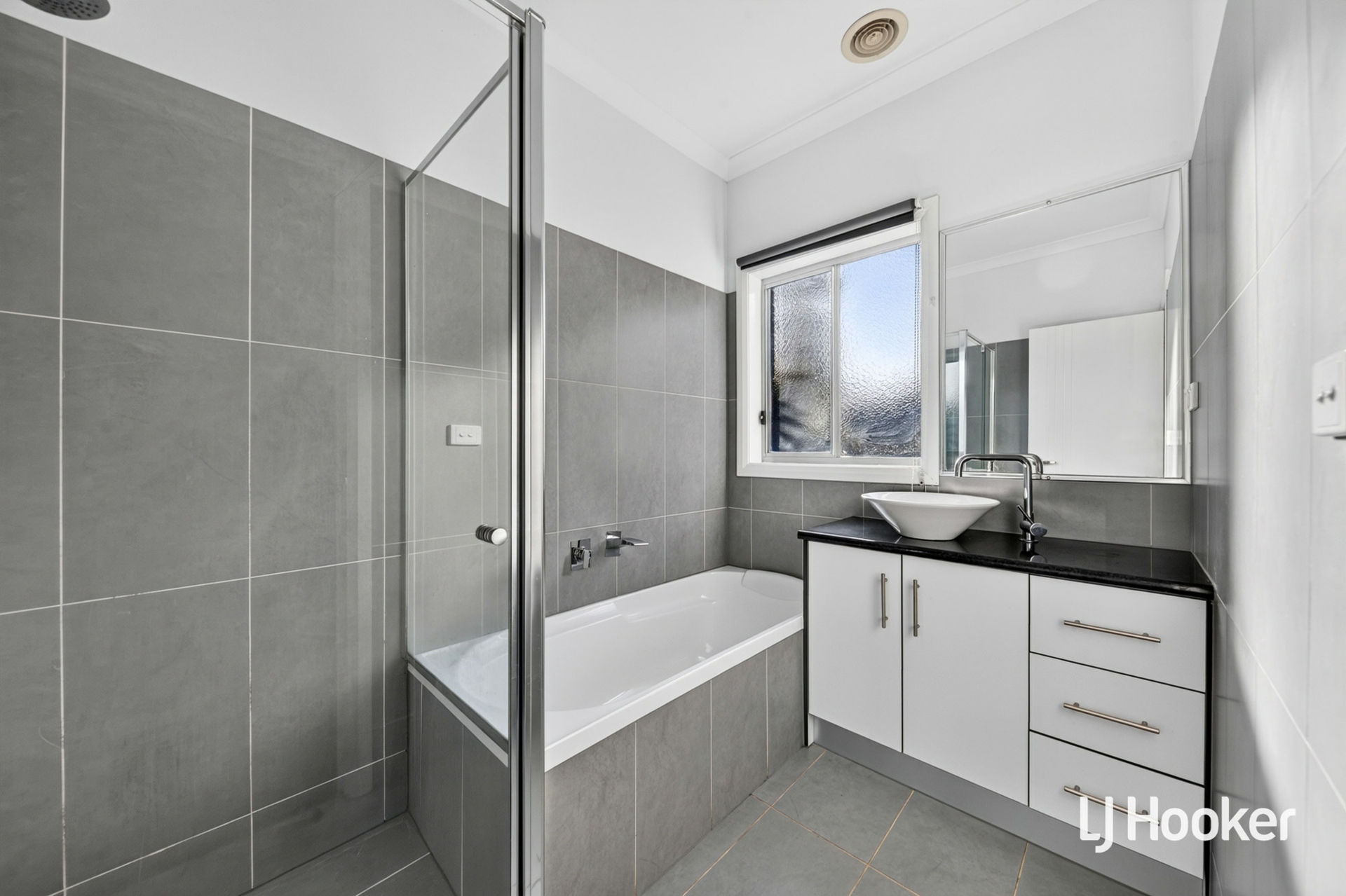 20 Sinclair Crescent — photo 10 of 17