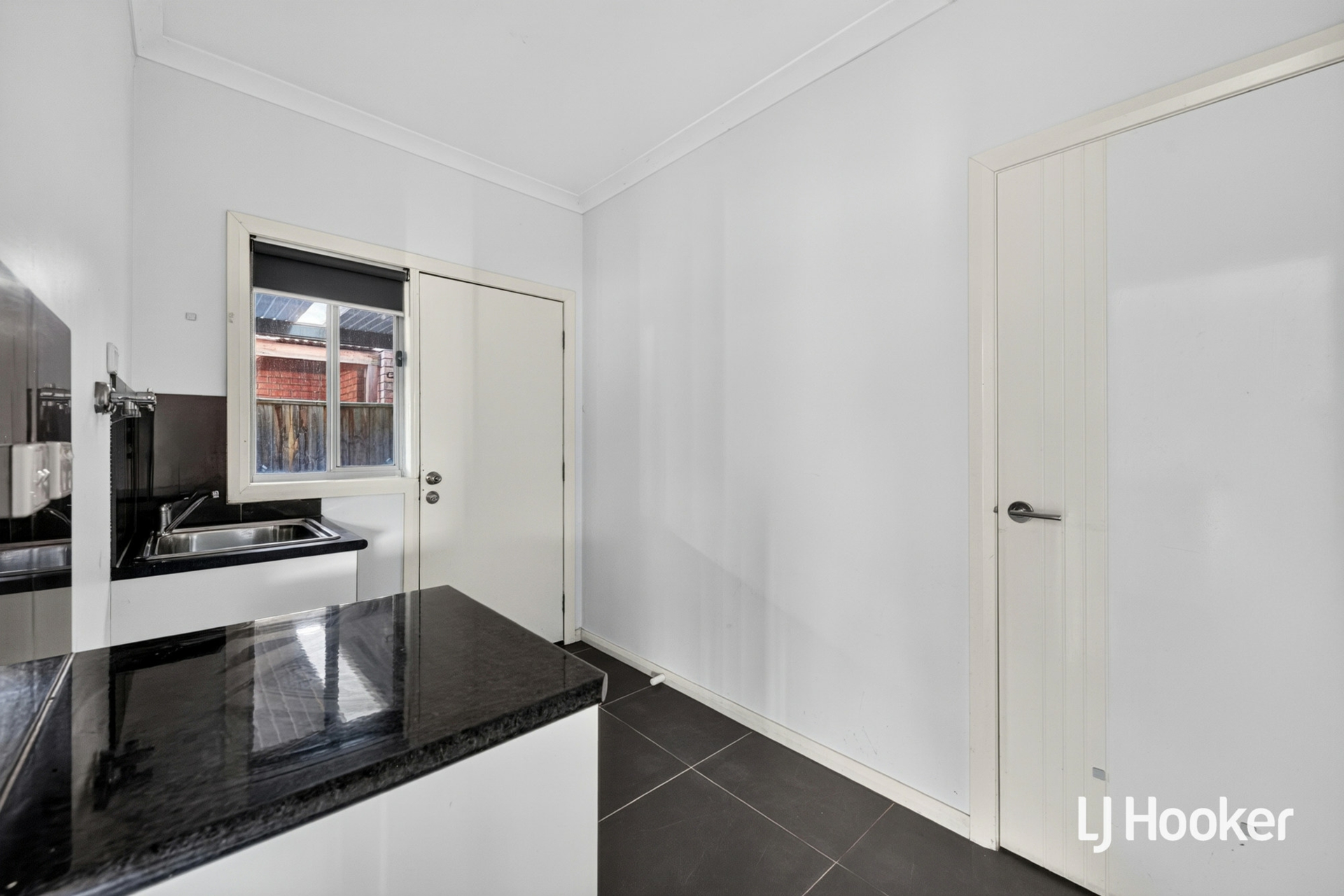 20 Sinclair Crescent — photo 11 of 17