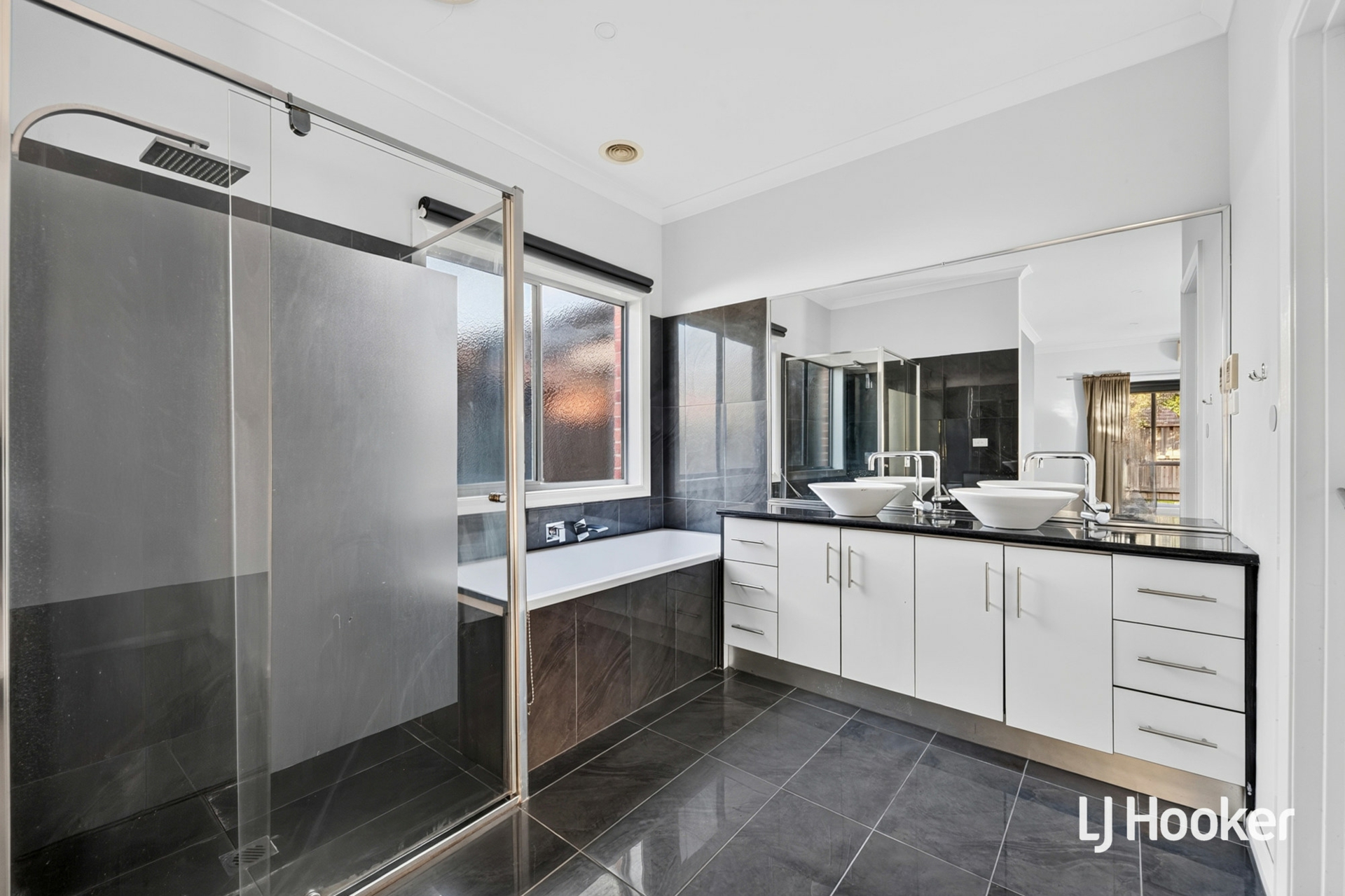20 Sinclair Crescent — photo 14 of 17