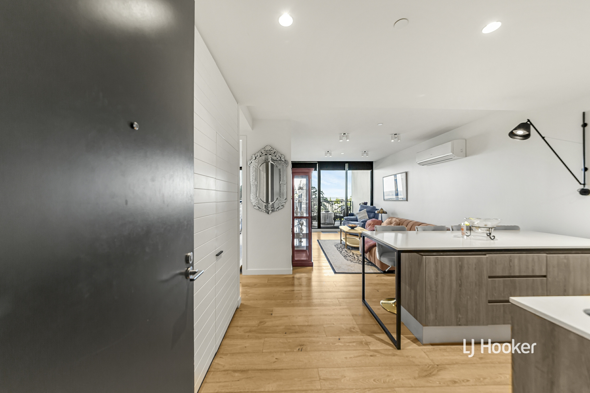 115/33 Quay Boulevard — photo 3 of 17