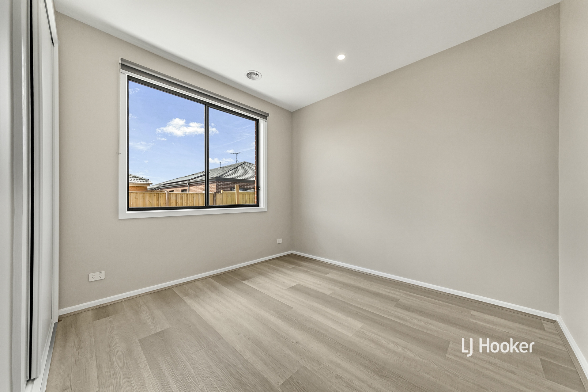 70 Abingdon Boulevard — photo 10 of 16