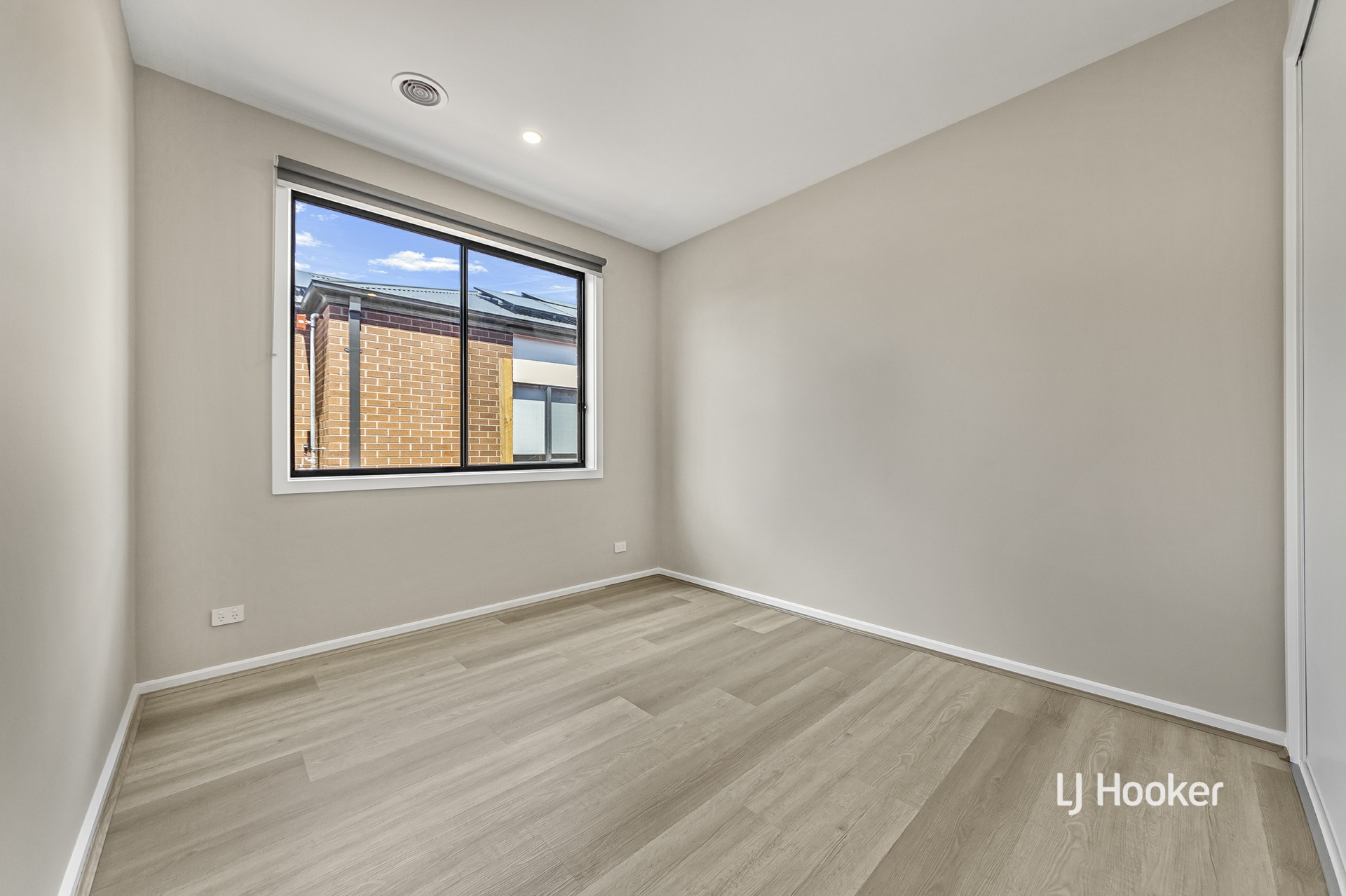 70 Abingdon Boulevard — photo 11 of 16