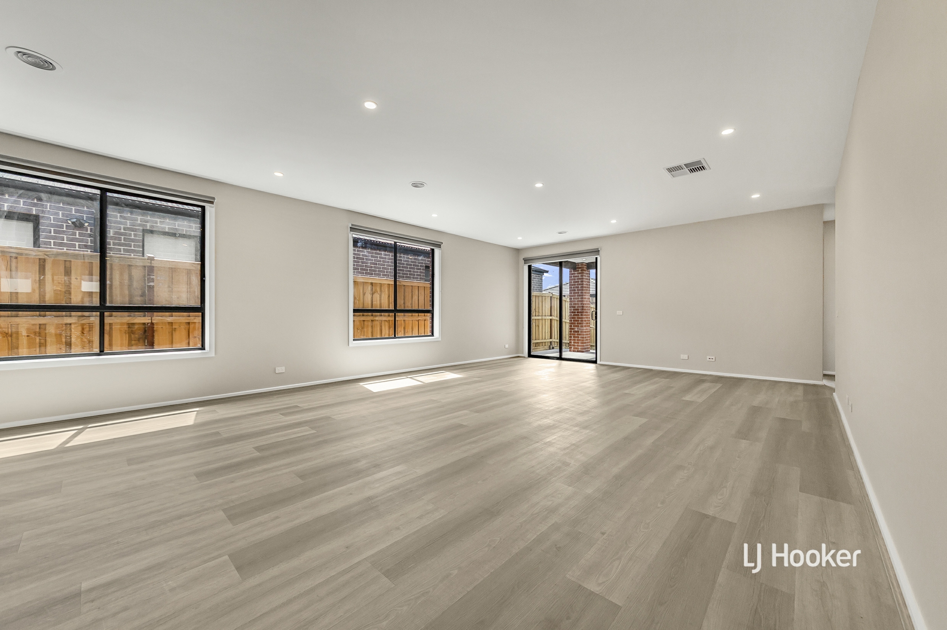 70 Abingdon Boulevard — photo 13 of 16