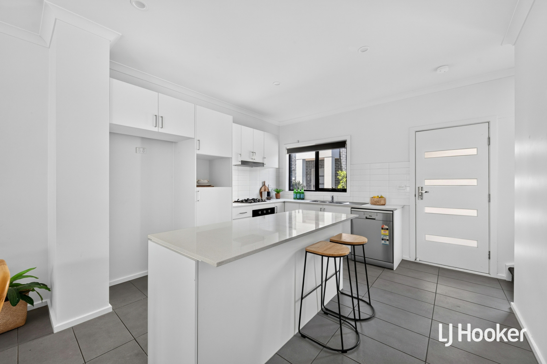 10/37 Latham Street — photo 2 of 14