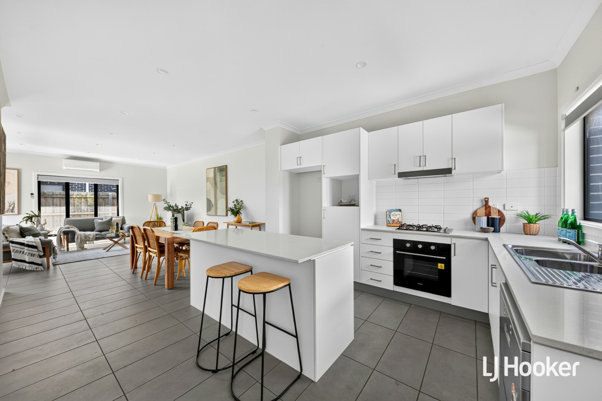 10/37 Latham Street — photo 3 of 14