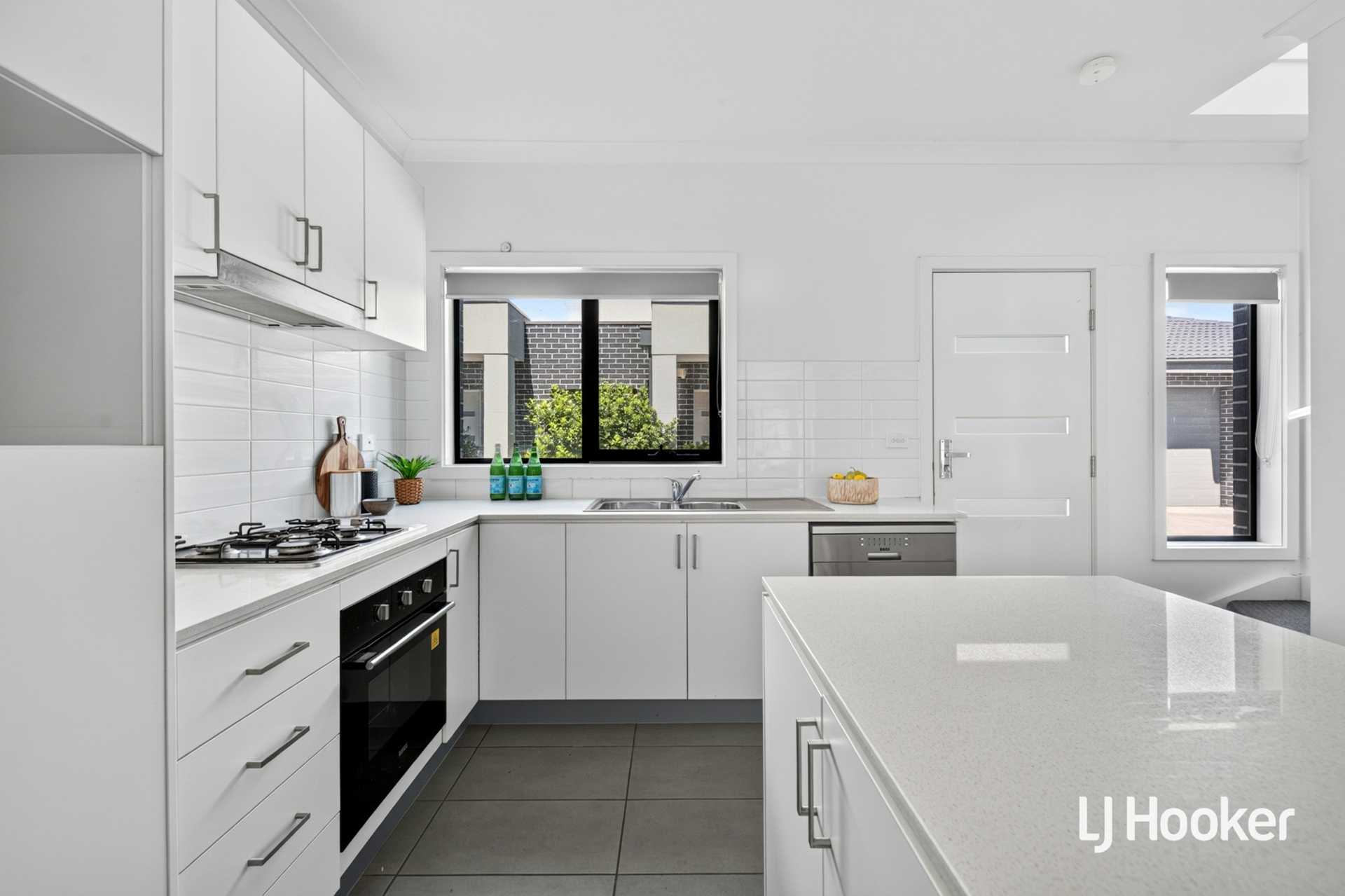 10/37 Latham Street — photo 4 of 14