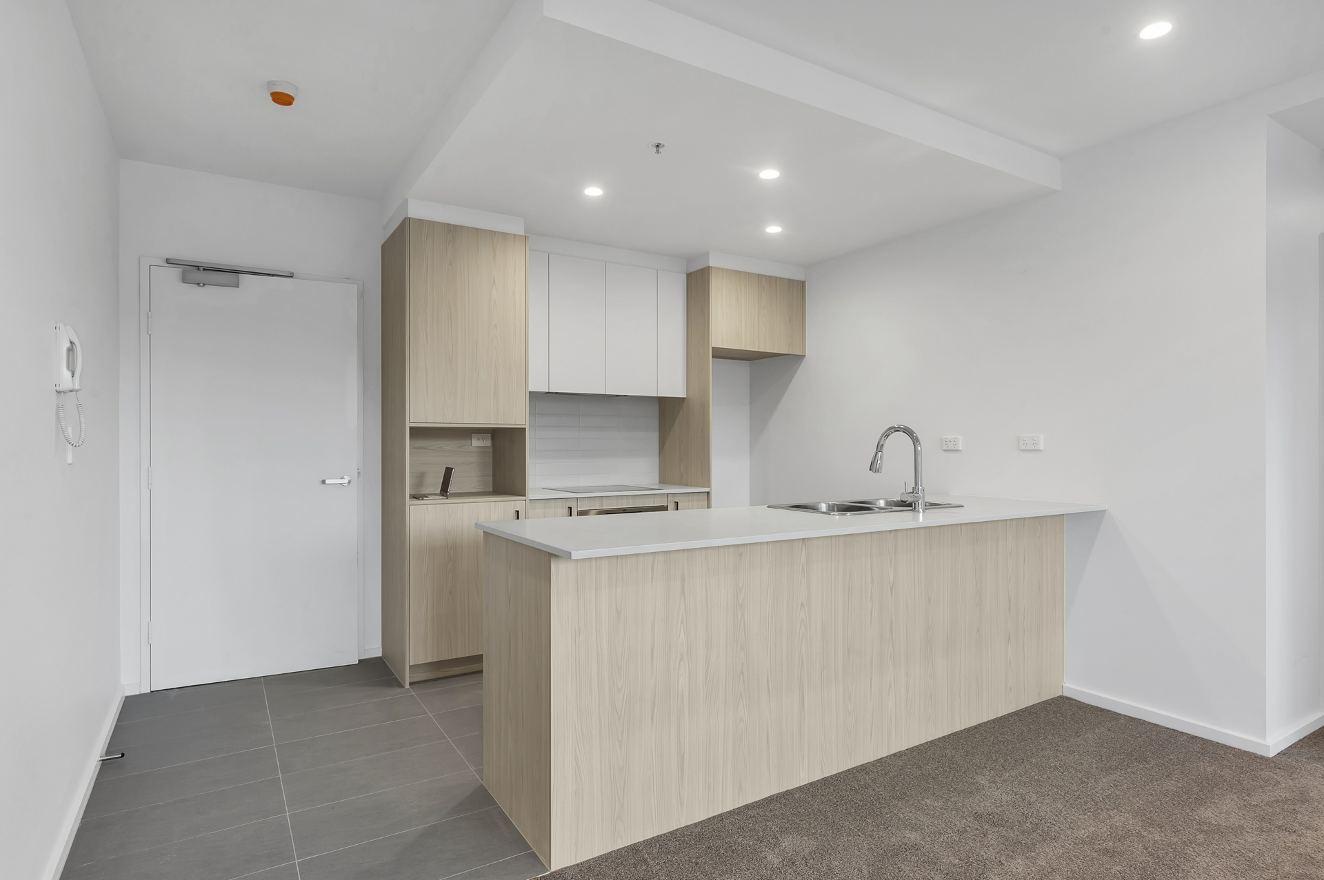 1/170 John Gorton Drive, COOMBS