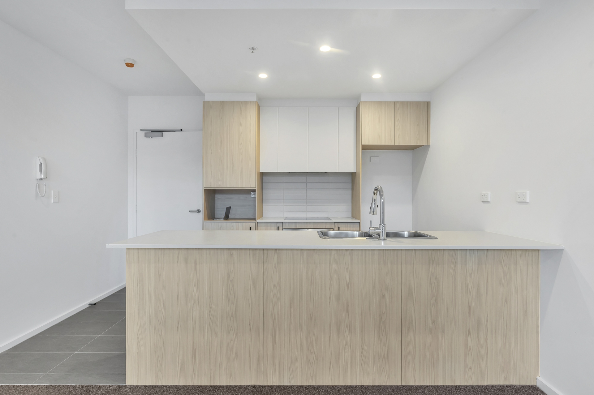 1/170 John Gorton Drive, COOMBS