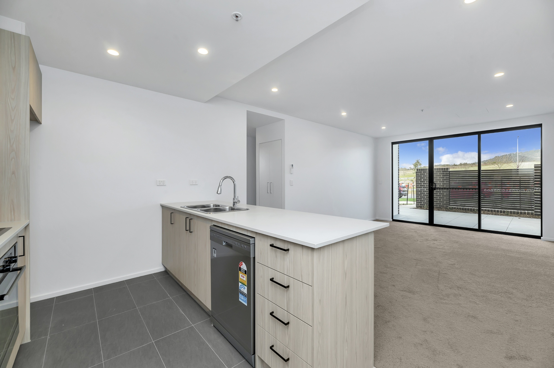 1/170 John Gorton Drive, COOMBS