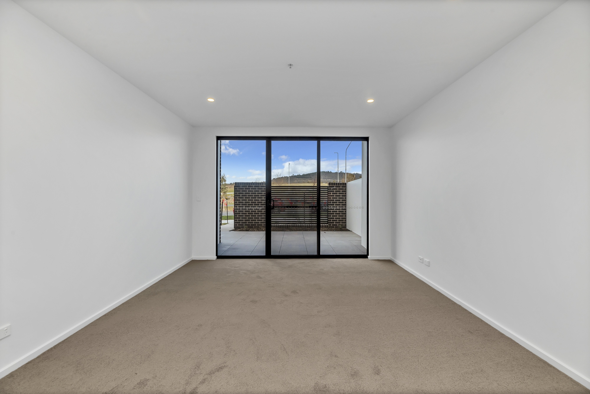 1/170 John Gorton Drive, COOMBS