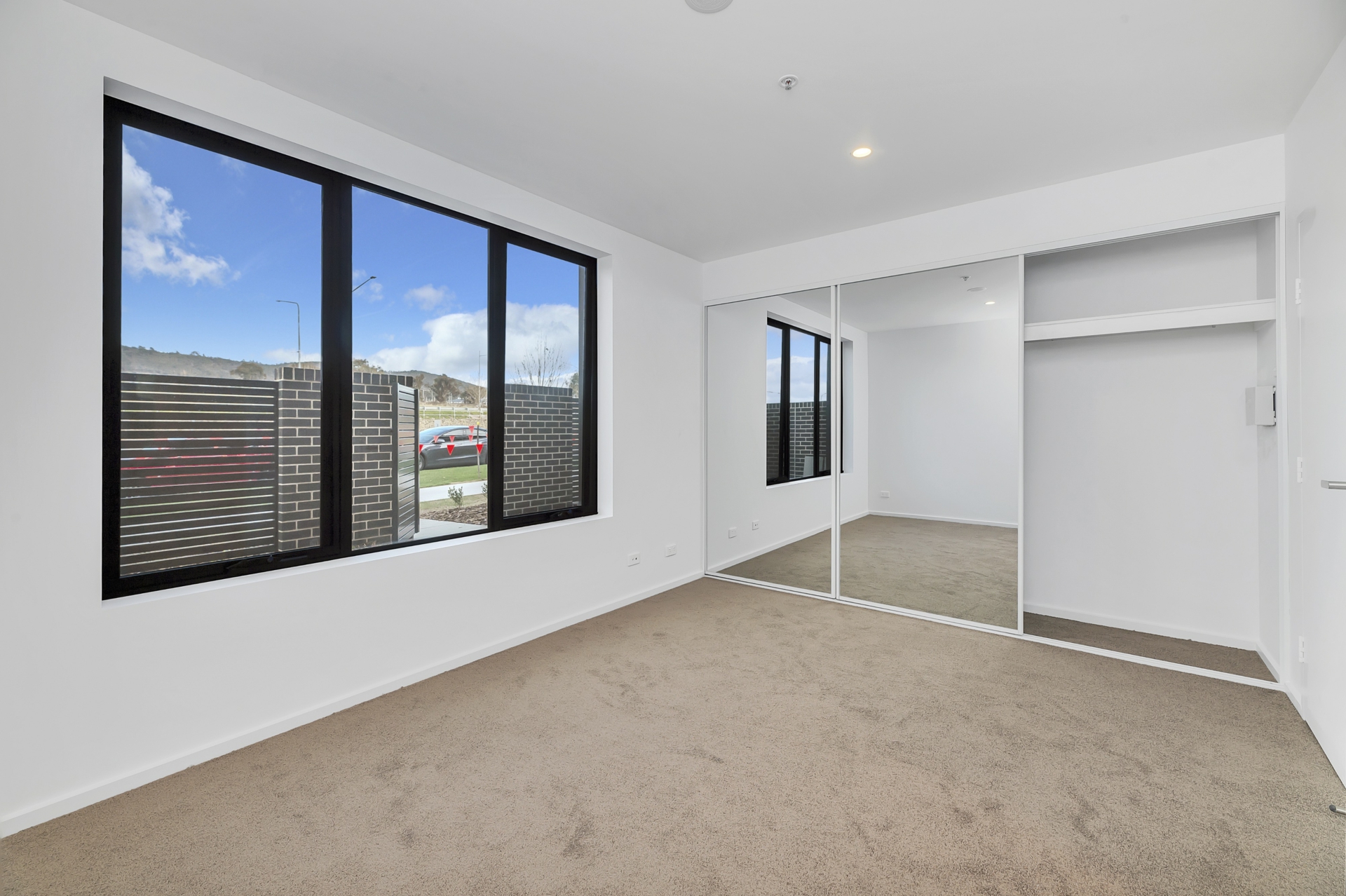 1/170 John Gorton Drive, COOMBS
