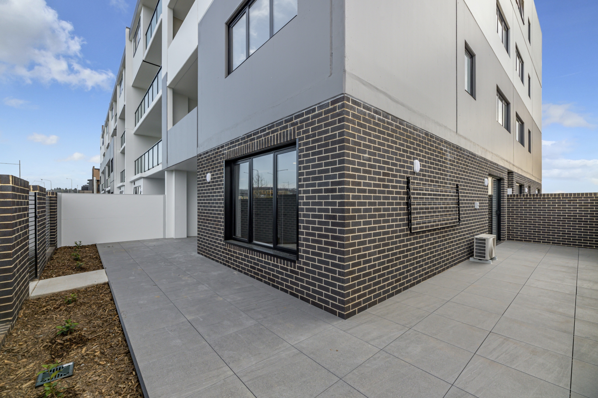 1/170 John Gorton Drive, COOMBS
