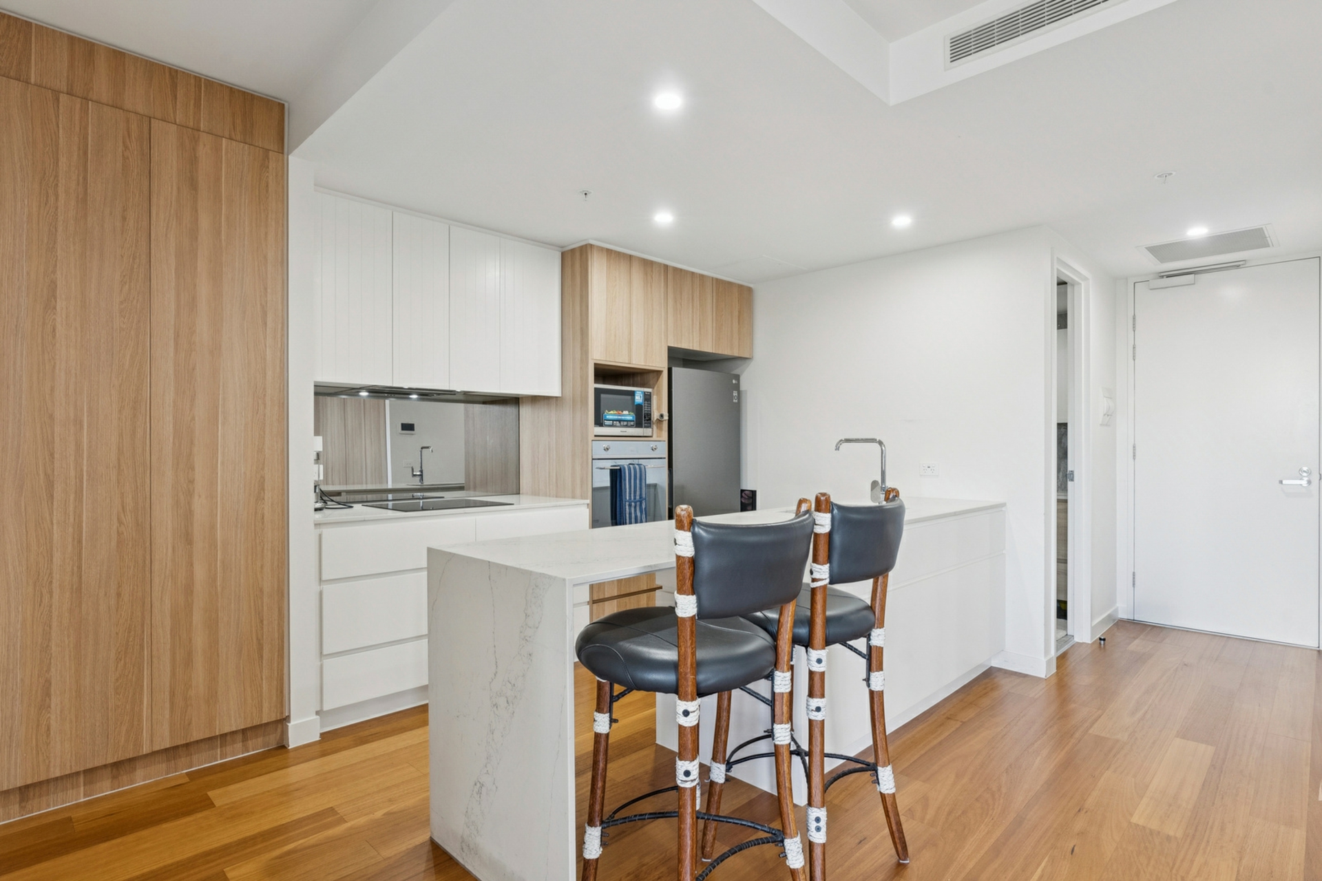 320/45 Ainslie Avenue — photo 4 of 21