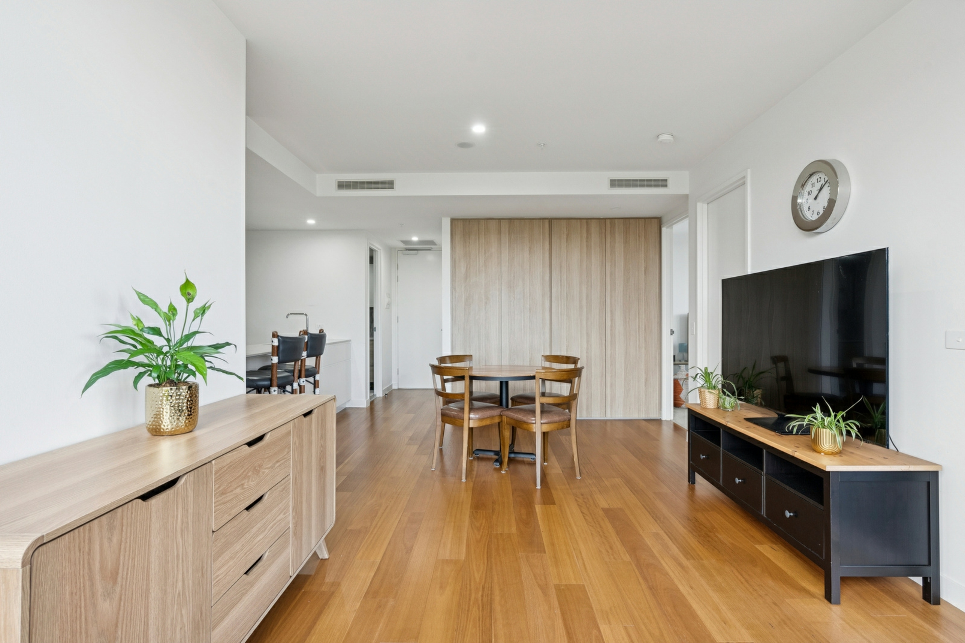320/45 Ainslie Avenue — photo 8 of 21