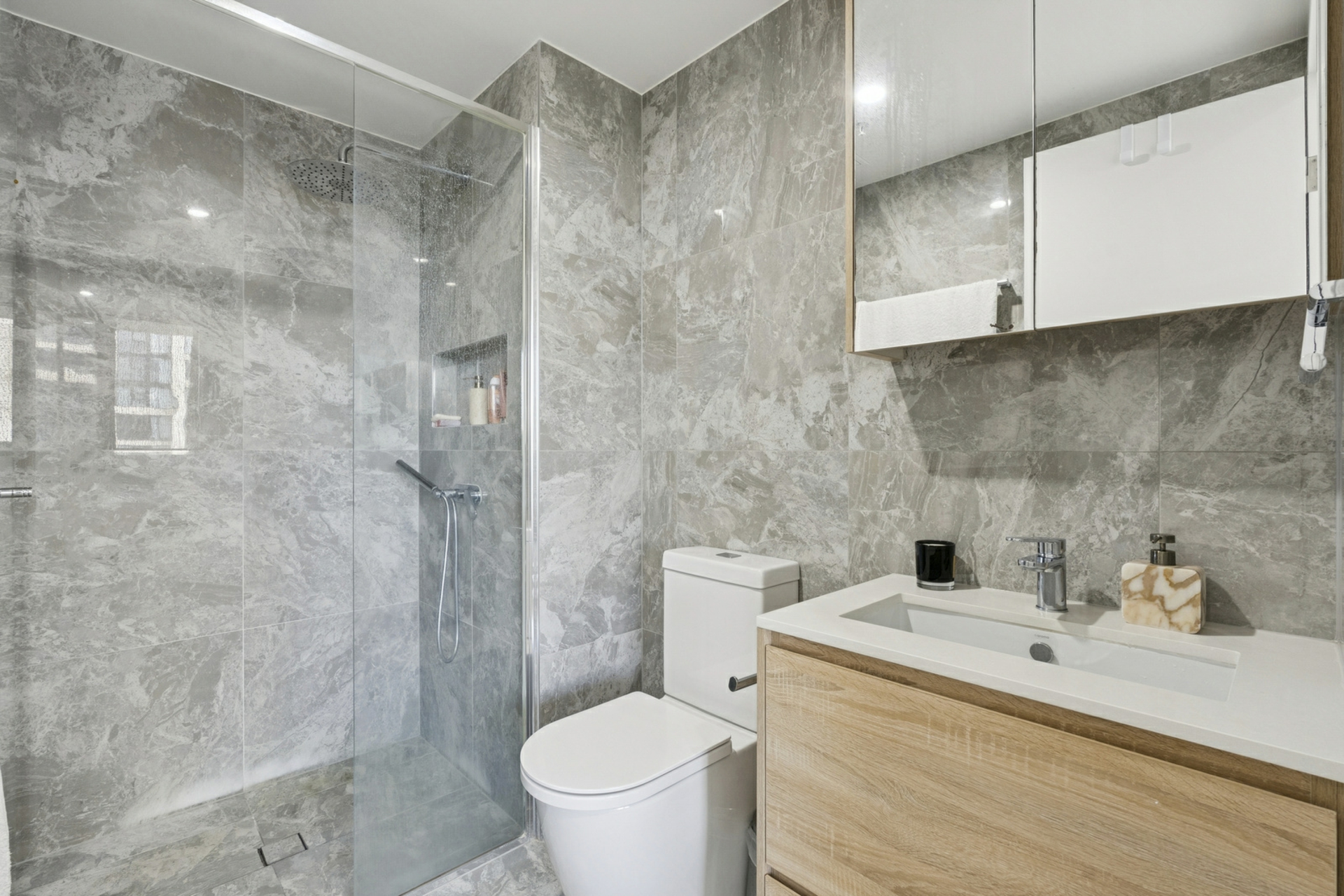 320/45 Ainslie Avenue — photo 14 of 21