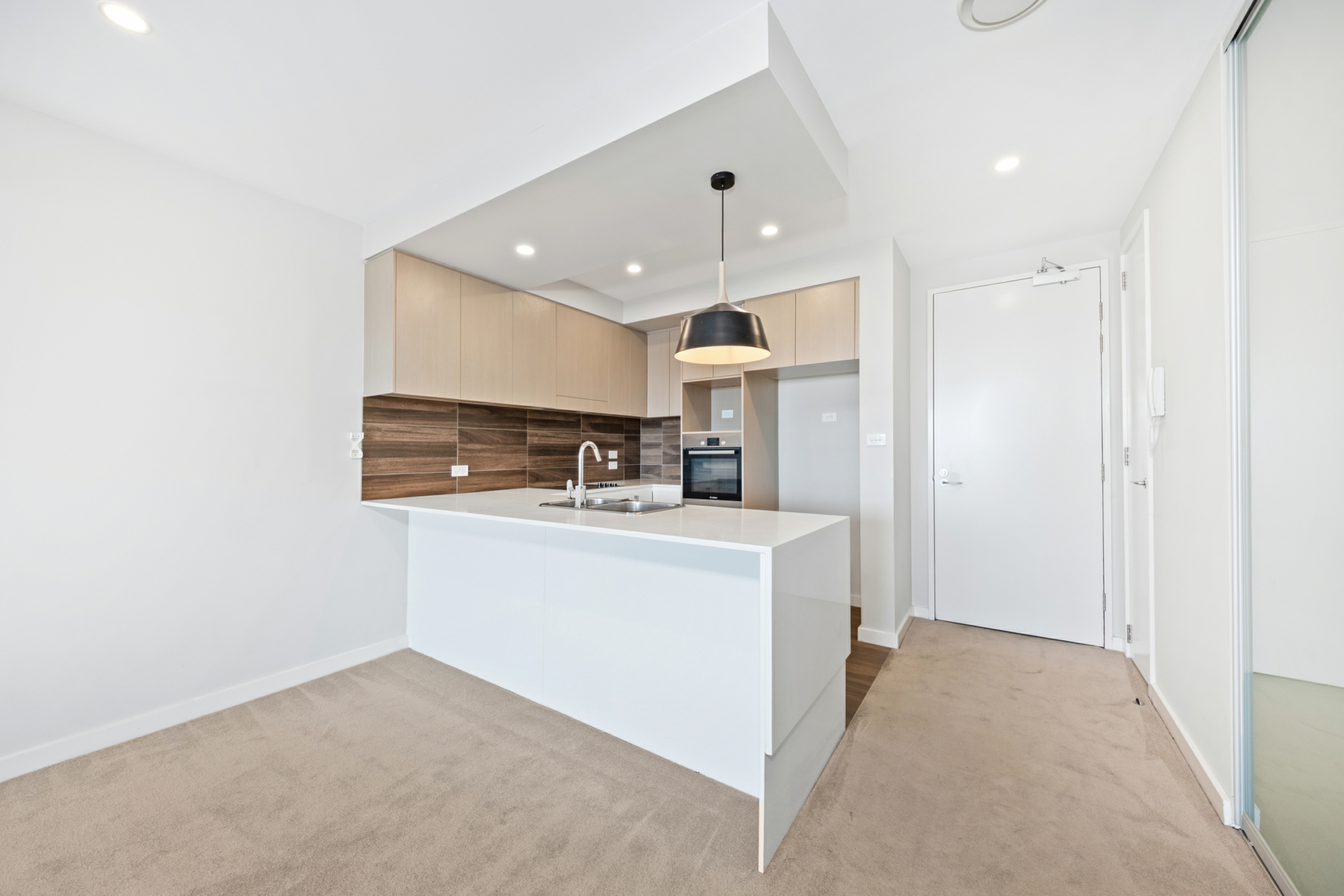 51/115 Canberra Avenue — photo 3 of 18
