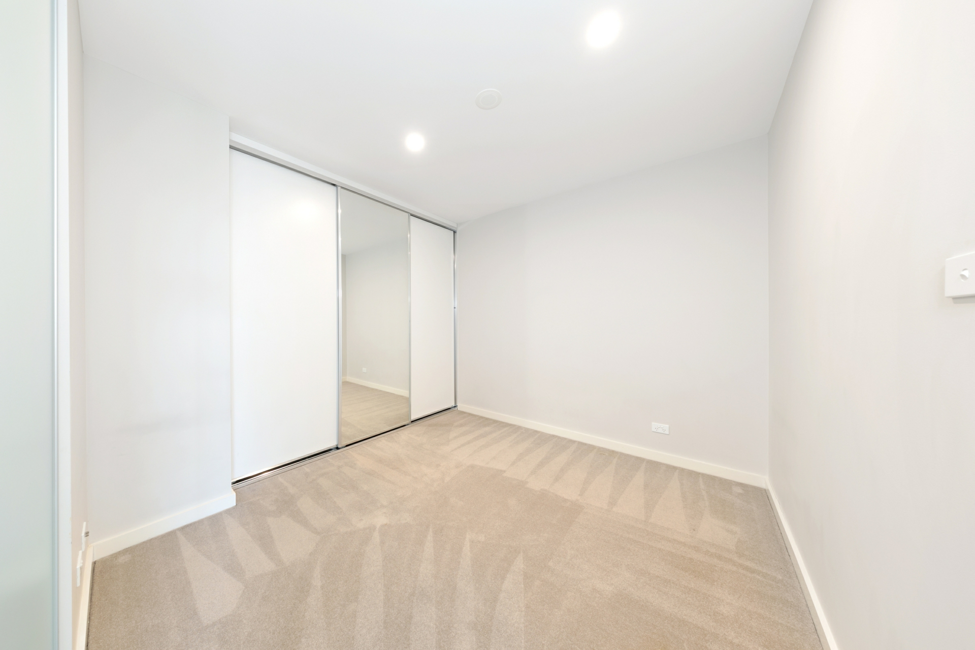 51/115 Canberra Avenue — photo 7 of 18