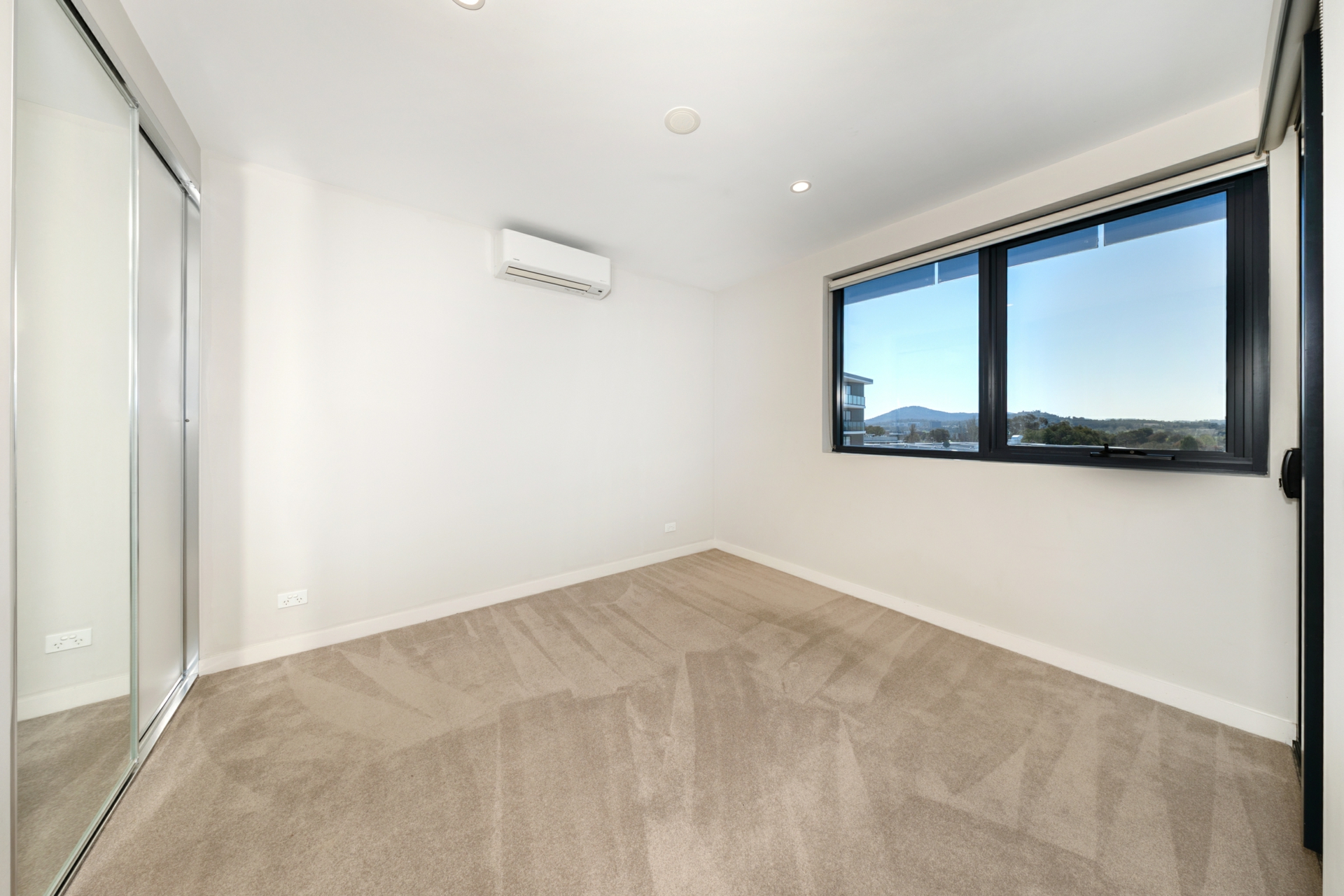 51/115 Canberra Avenue — photo 8 of 18