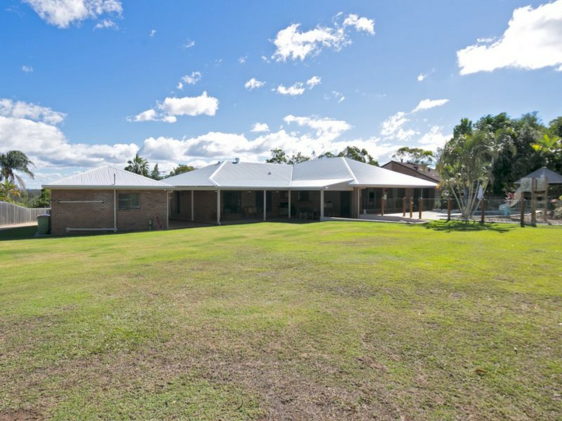 8 Caston Court, BIRKDALE