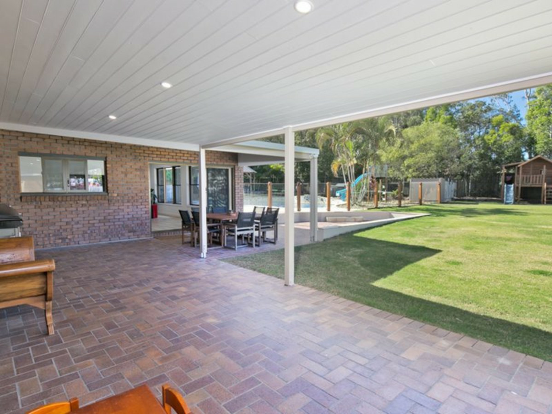 8 Caston Court, BIRKDALE