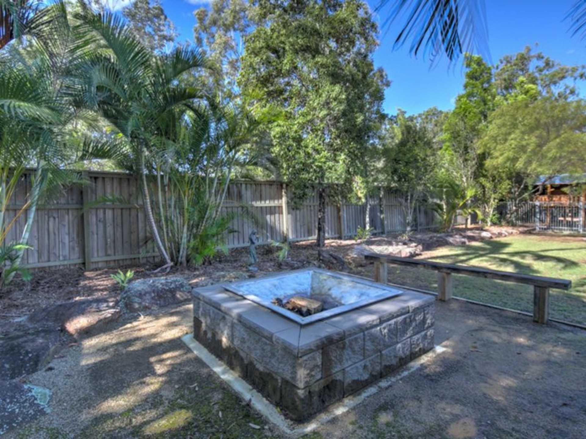 8 Caston Court, BIRKDALE