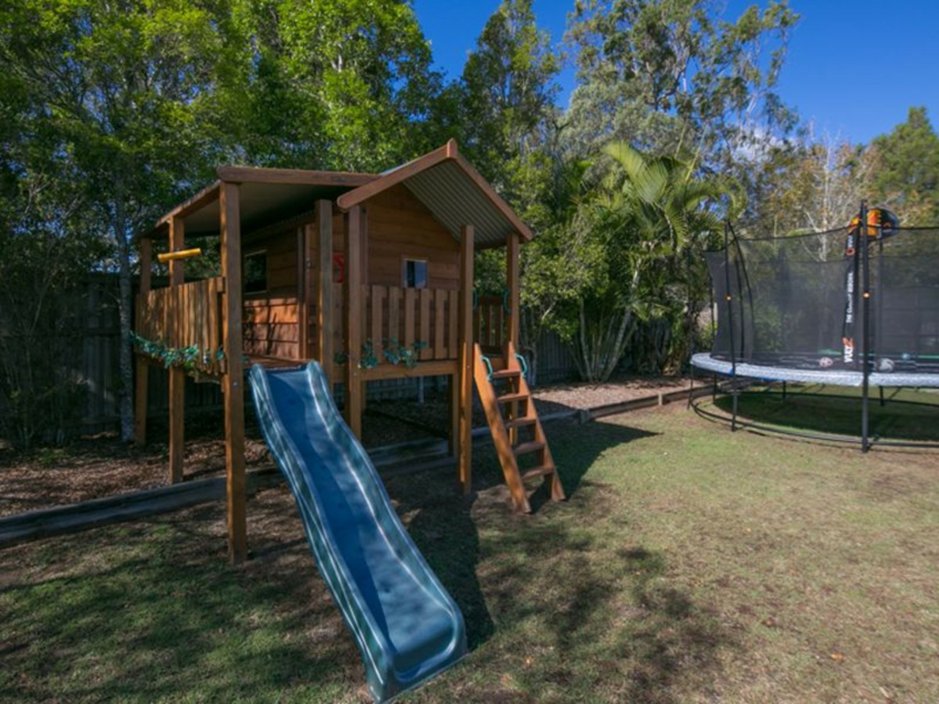 8 Caston Court, BIRKDALE