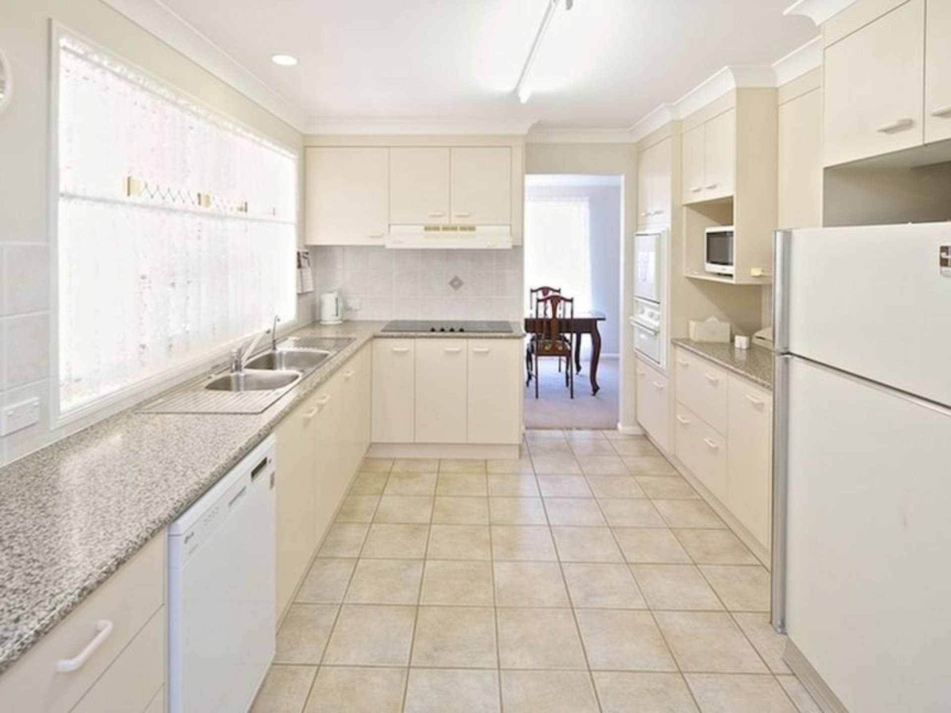 9-10 Leicester Street, BIRKDALE