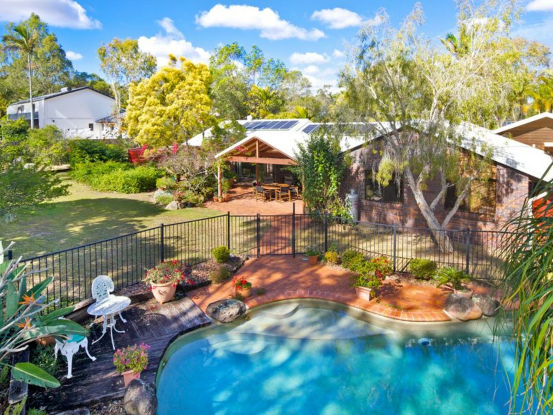 4 Stratford Court, BIRKDALE