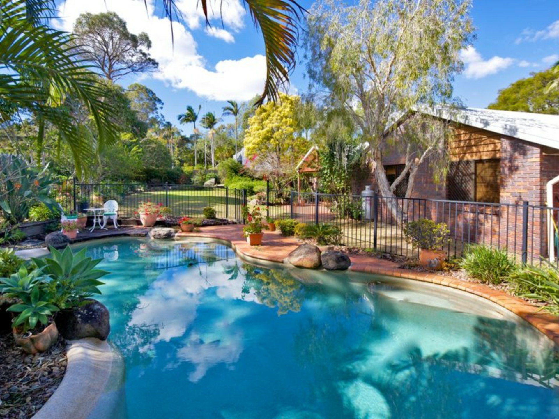 4 Stratford Court, BIRKDALE