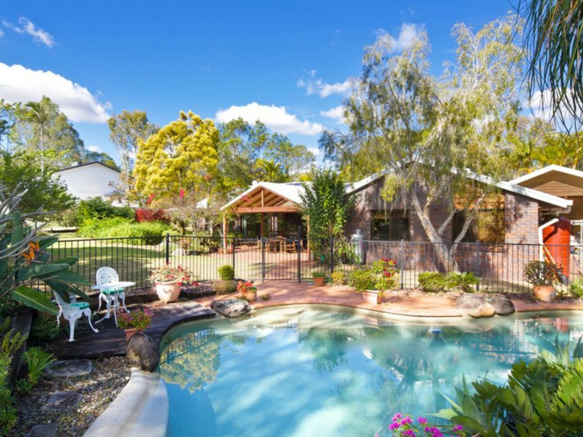 4 Stratford Court, BIRKDALE