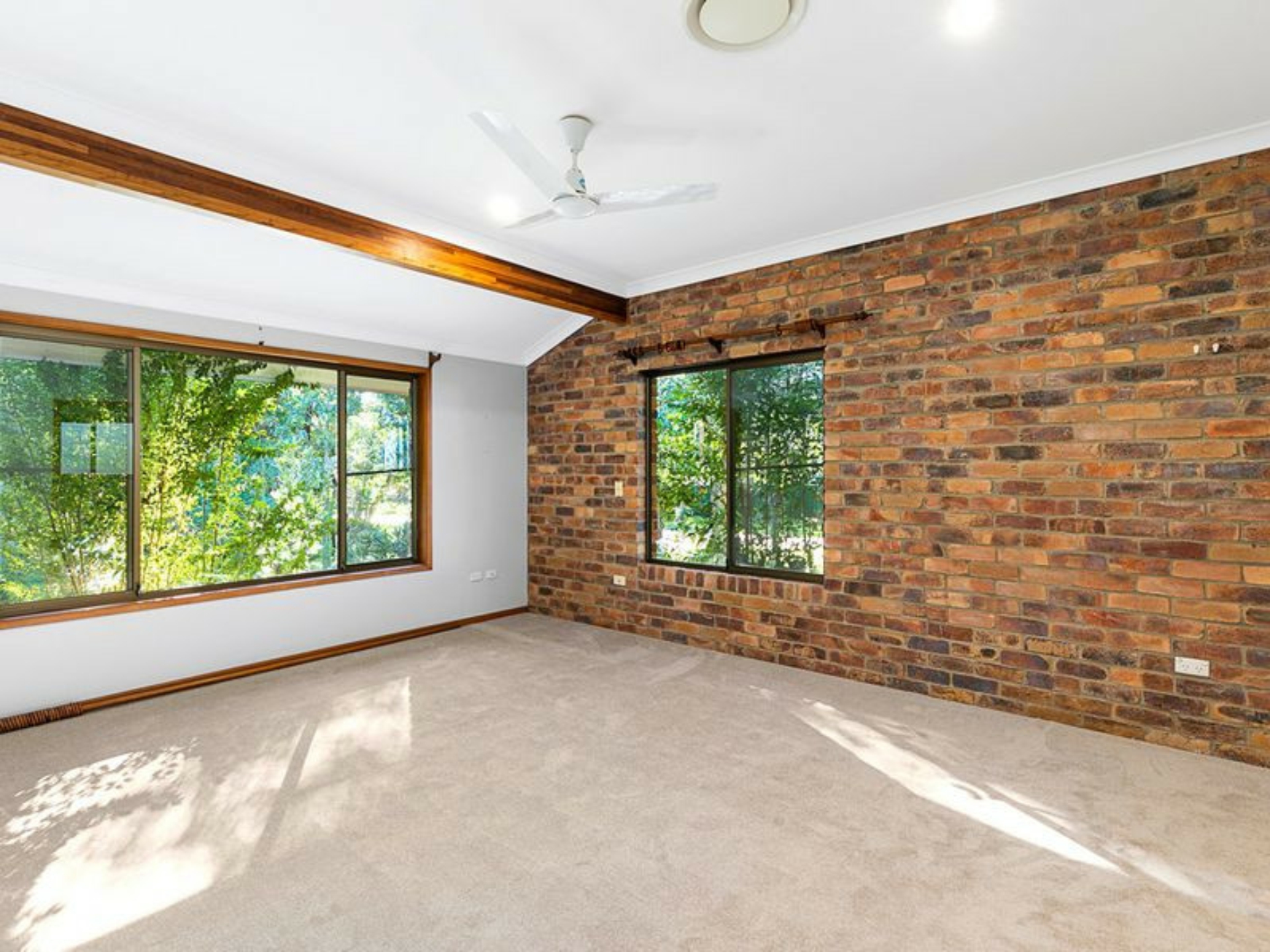 360-362 Victoria Parade South, COOCHIEMUDLO ISLAND
