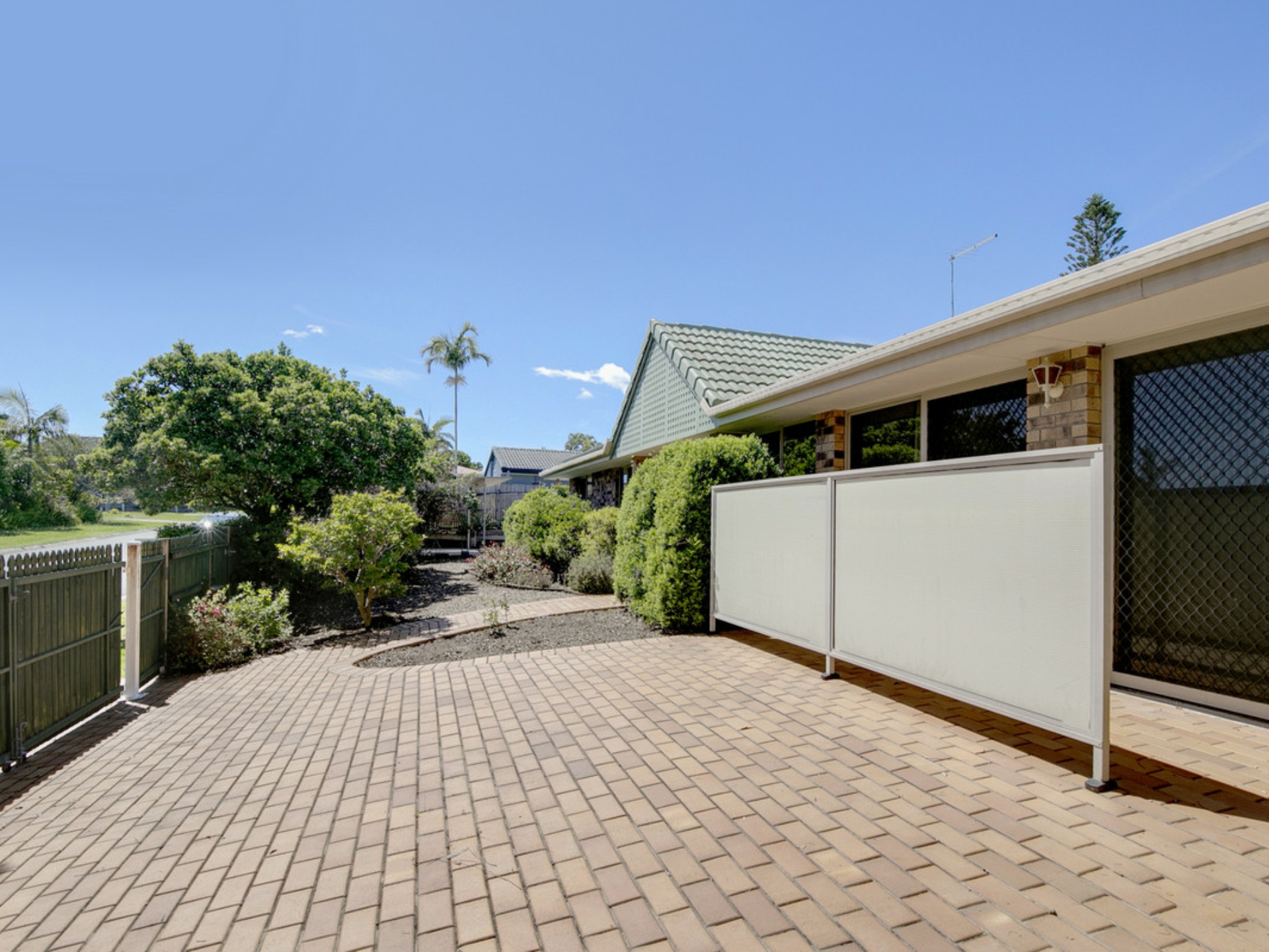 1 Champagne Crescent, THORNLANDS