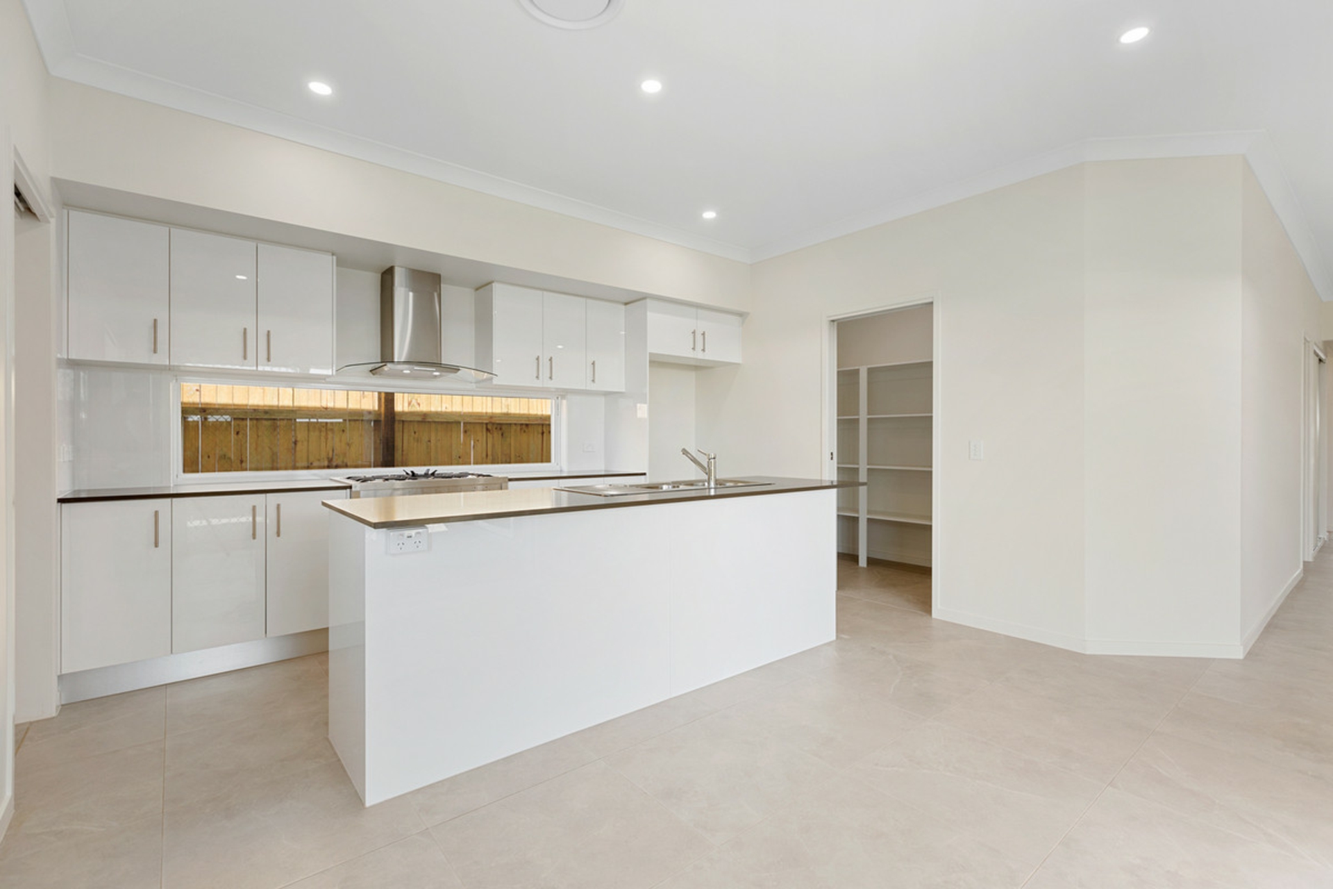 22 Shoreline Avenue, REDLAND BAY