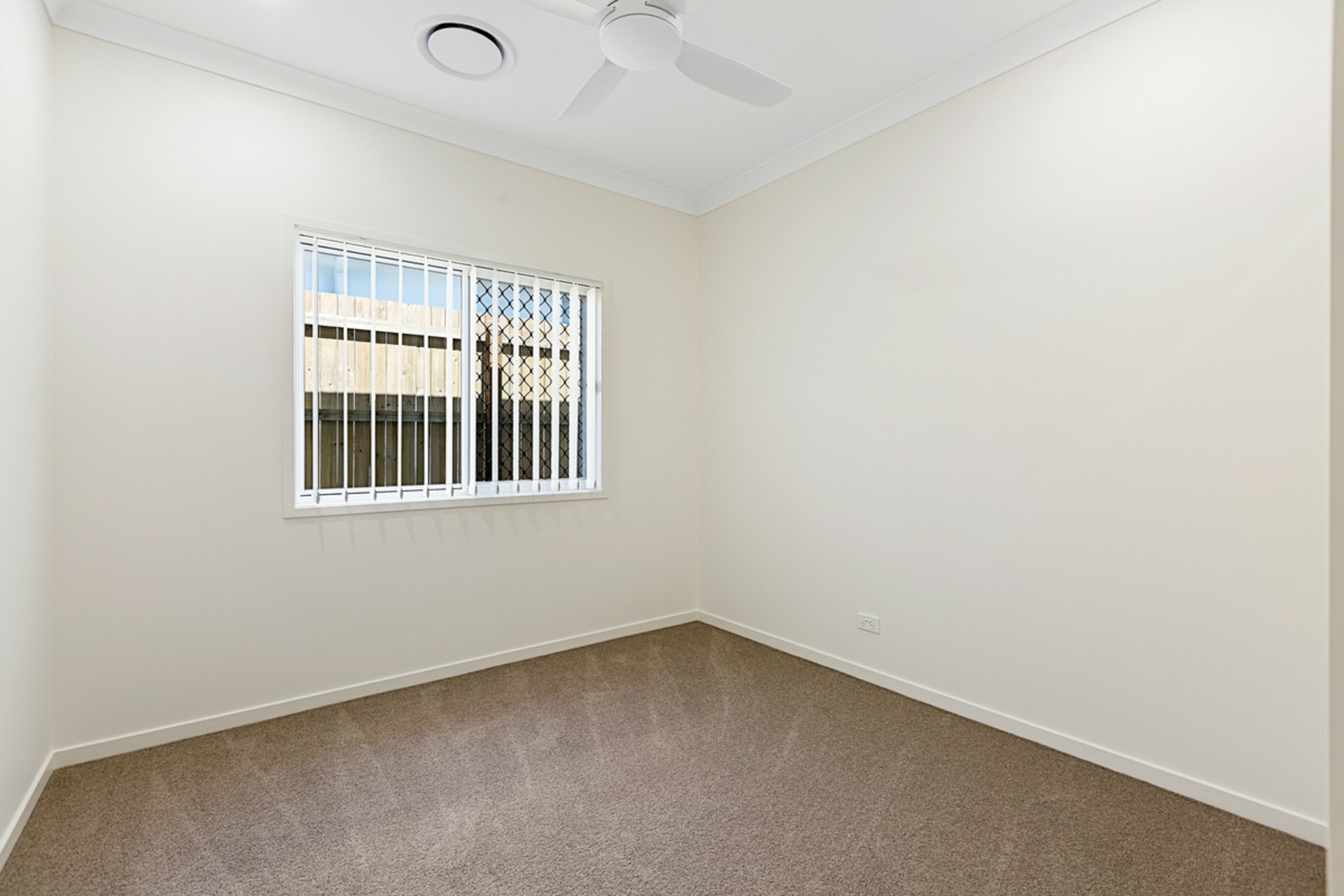 22 Shoreline Avenue, REDLAND BAY