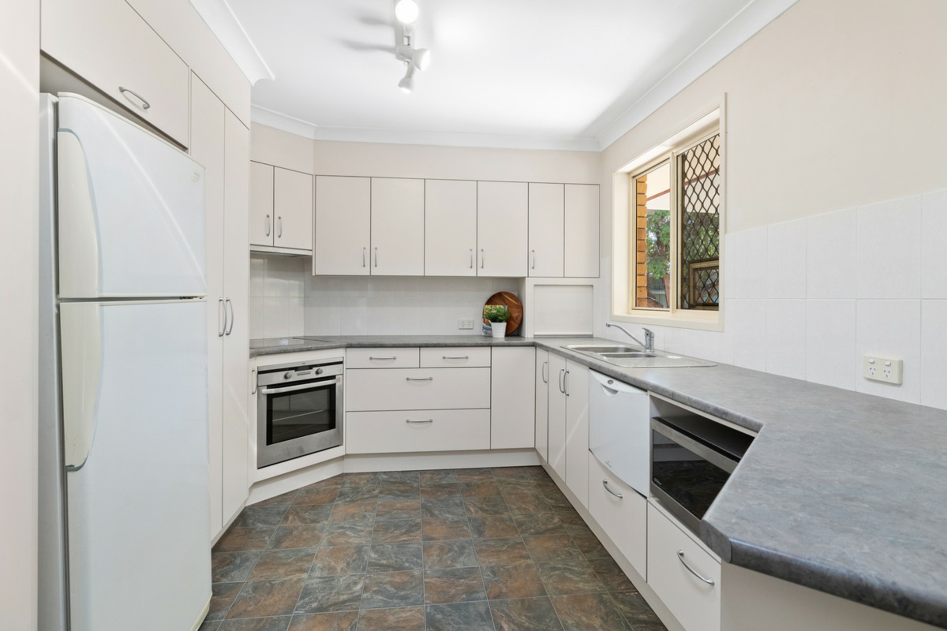 19 Jacaranda Street, WYNNUM WEST